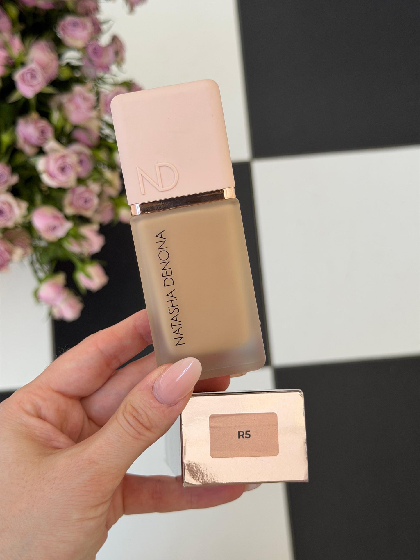 NATASHA DENONA Hy-Glam Foundation (R5)
Hydrating, Blurring, Longwear Serum With Radiant, Creasless Coverage