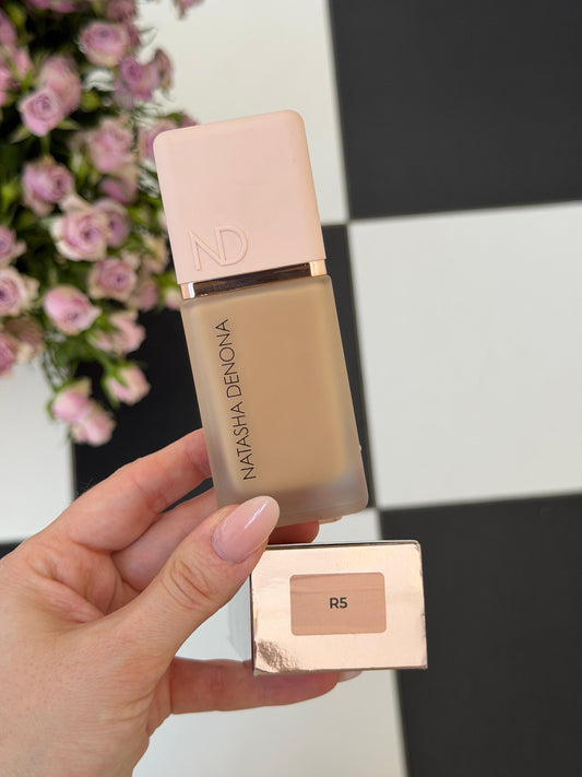 NATASHA DENONA Hy-Glam Foundation (R5)
Hydrating, Blurring, Longwear Serum With Radiant, Creasless Coverage