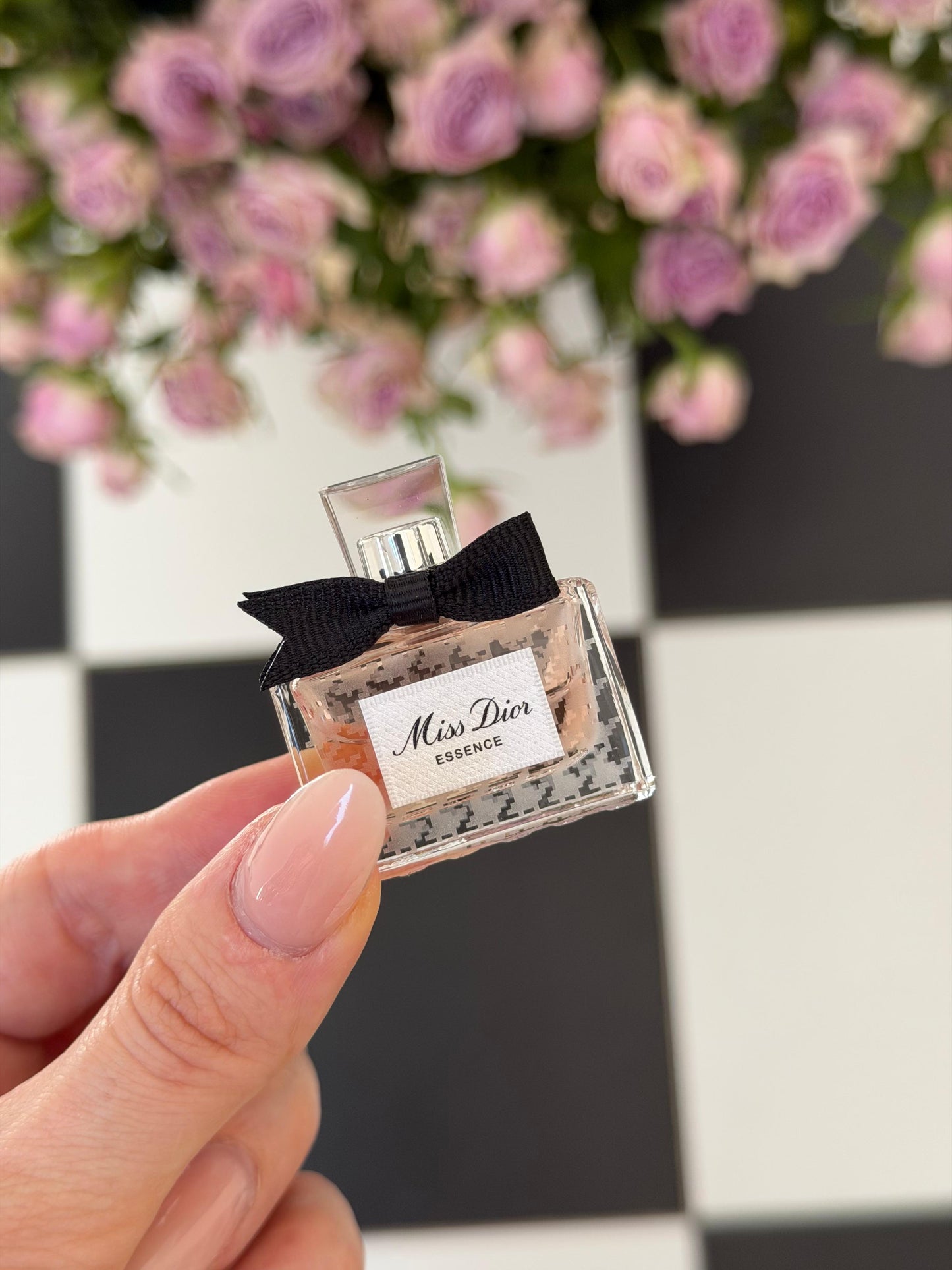 DIOR Miss Dior Essence
Jammy, Floral and Woody Notes - Travel Size