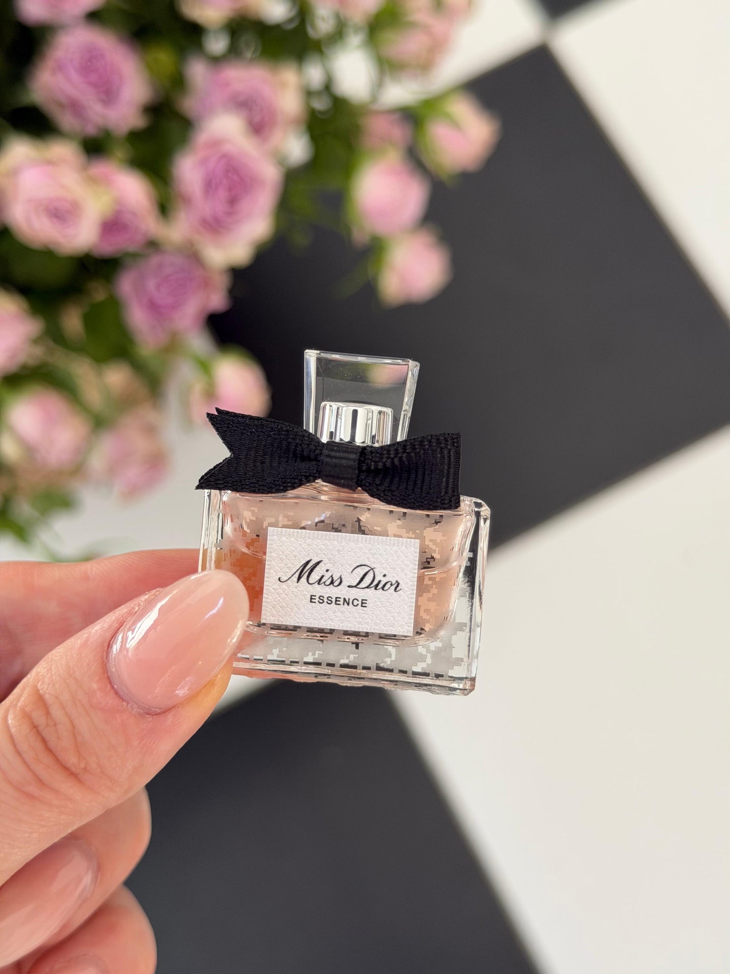 DIOR Miss Dior Essence
Jammy, Floral and Woody Notes - Travel Size
