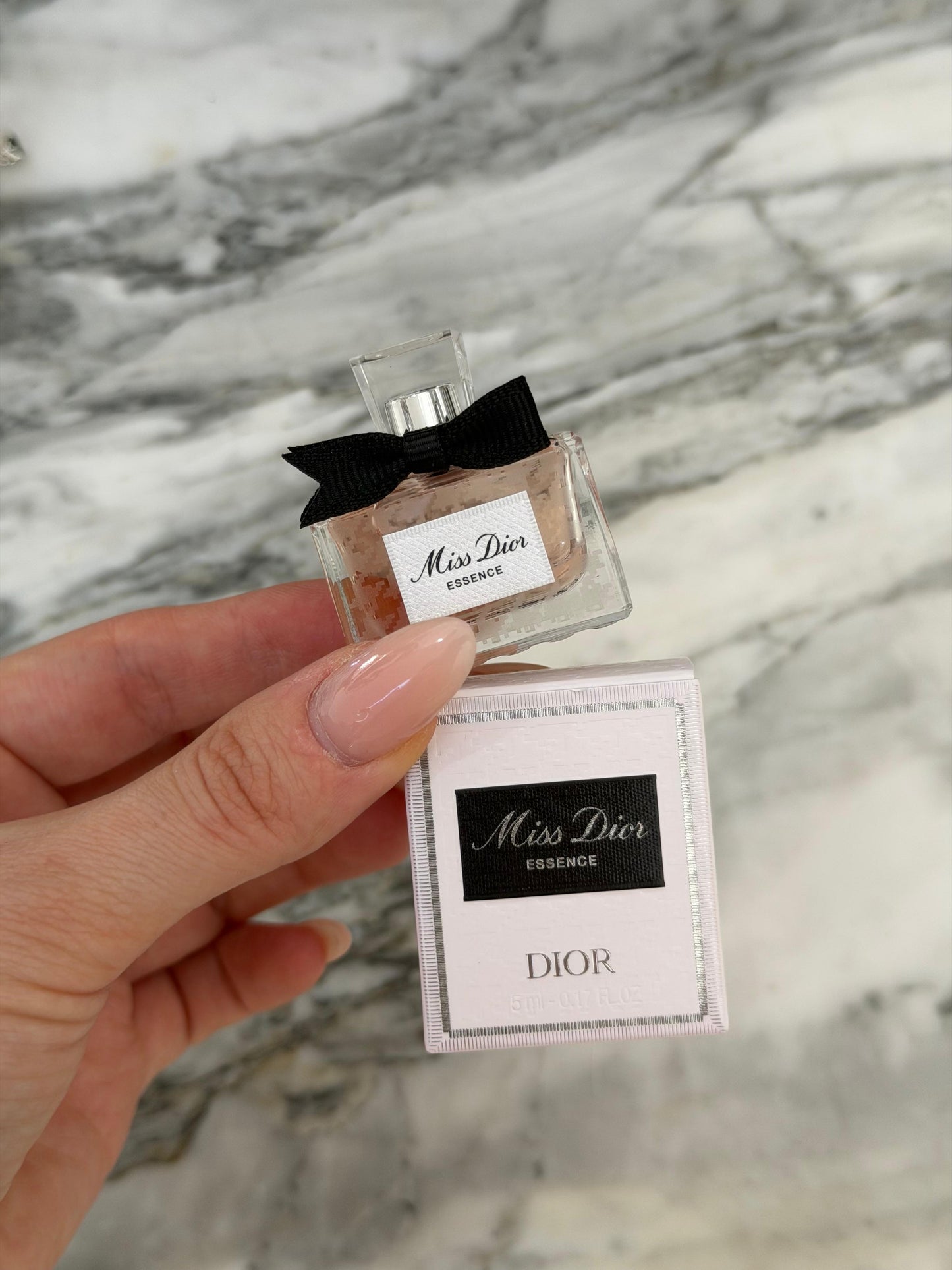 DIOR Miss Dior Essence
Jammy, Floral and Woody Notes - Travel Size
