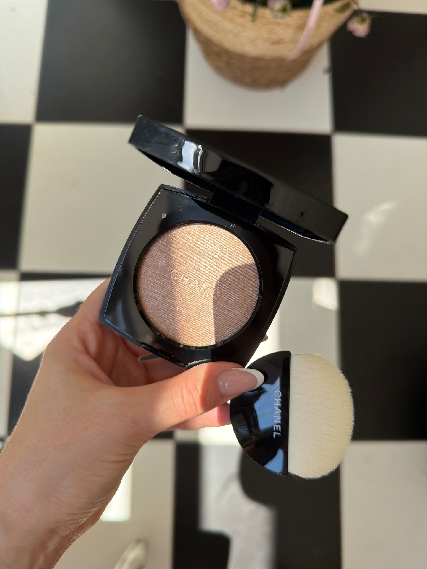 CHANEL Poudre Lumière
Highlighting Powder (10)