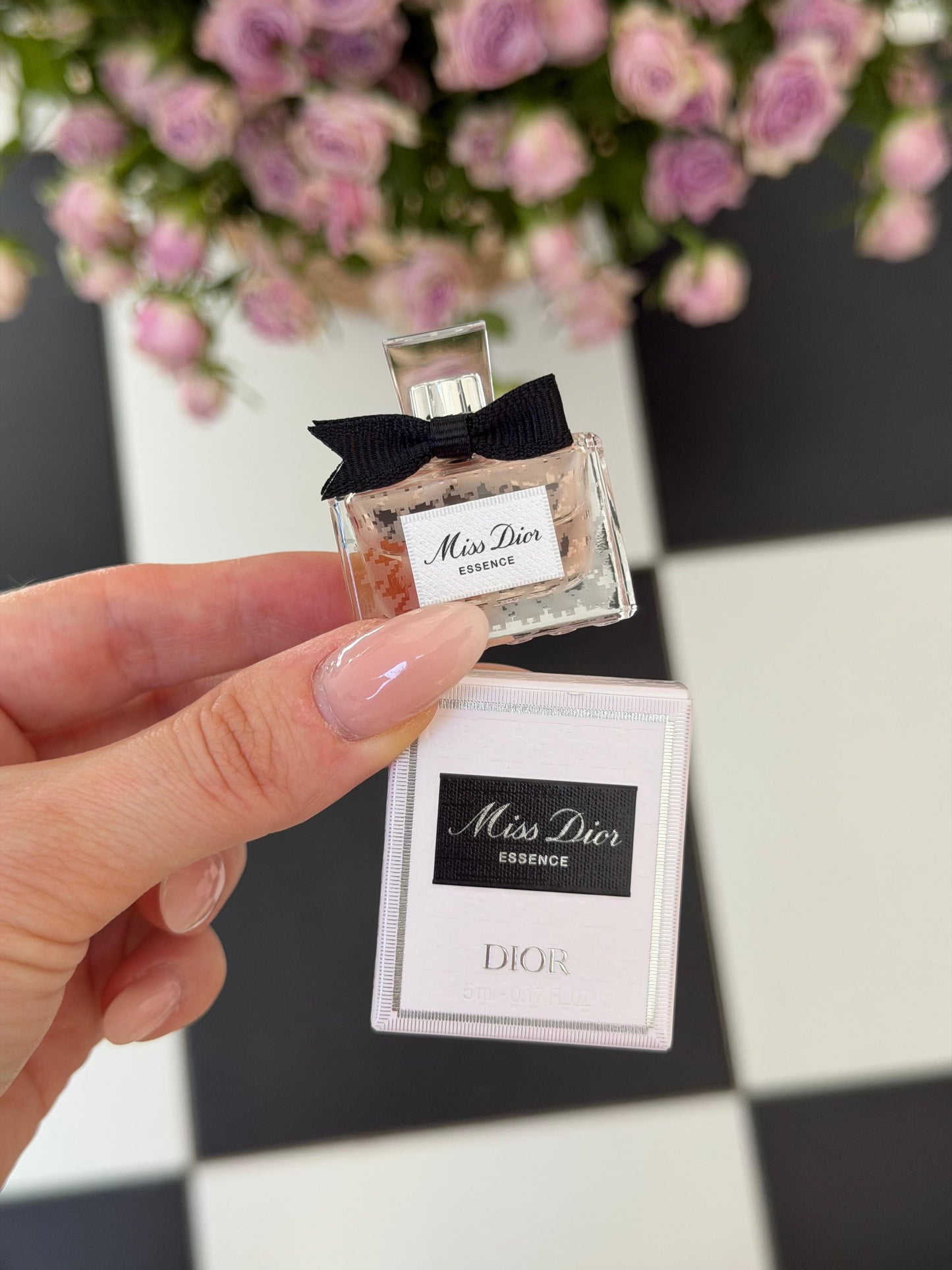 DIOR Miss Dior Essence
Jammy, Floral and Woody Notes - Travel Size