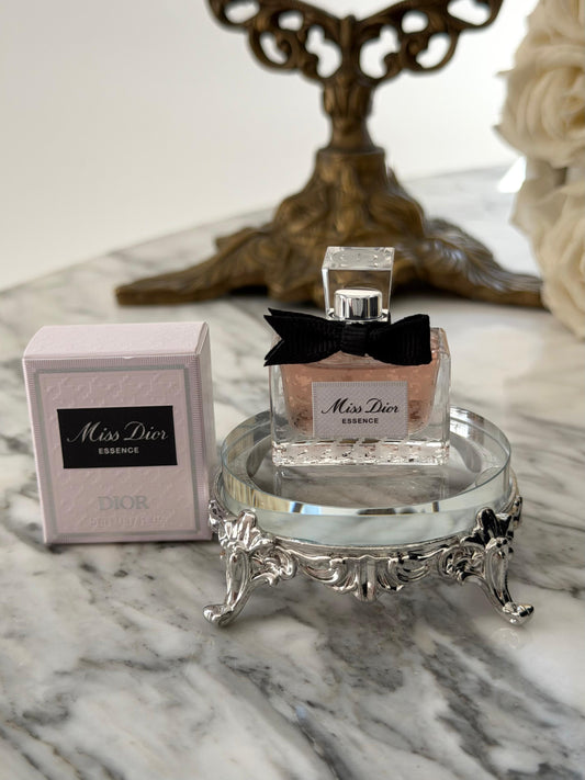DIOR Miss Dior Essence
Jammy, Floral and Woody Notes - Travel Size