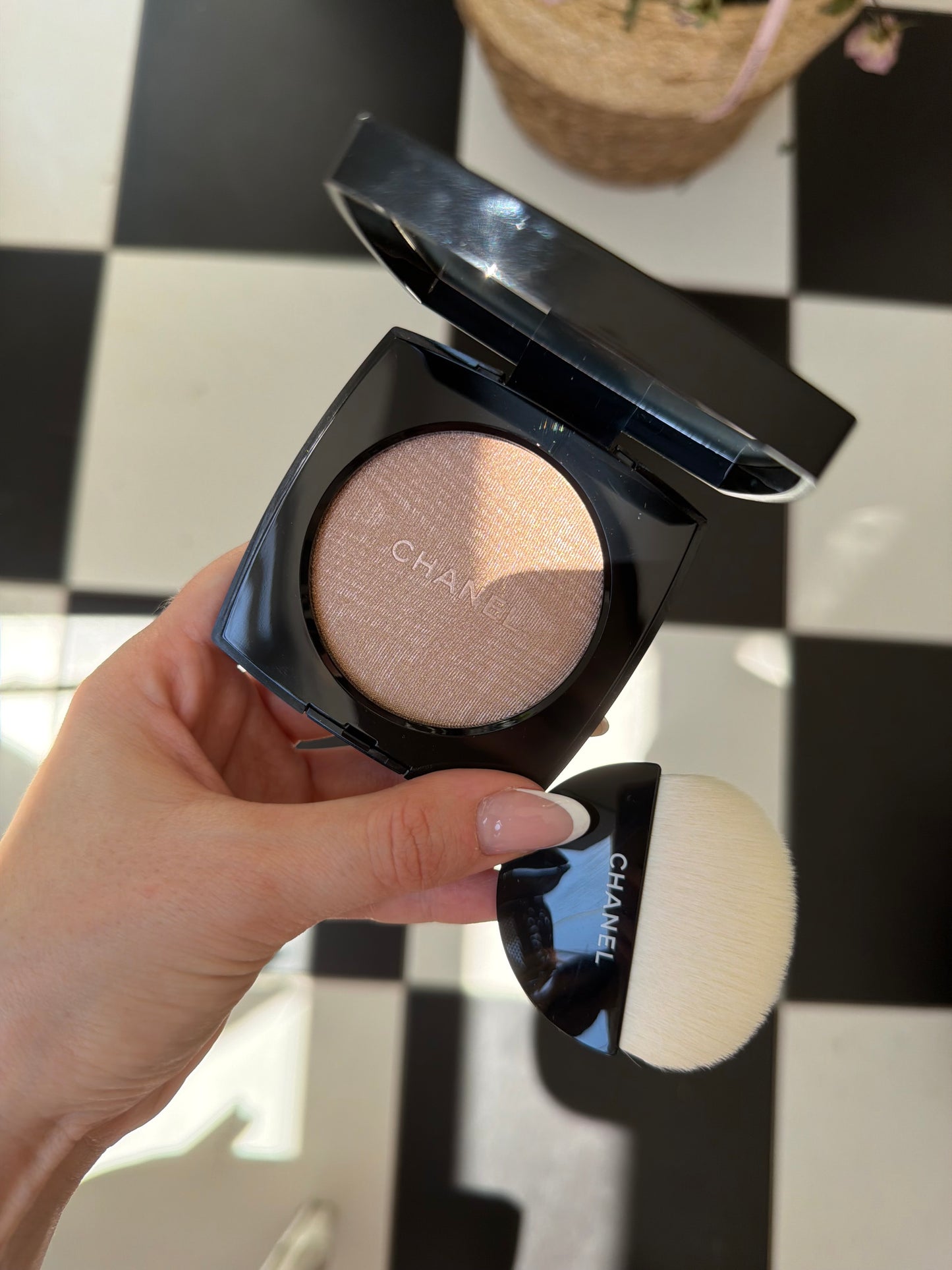 CHANEL Poudre Lumière
Highlighting Powder (10)