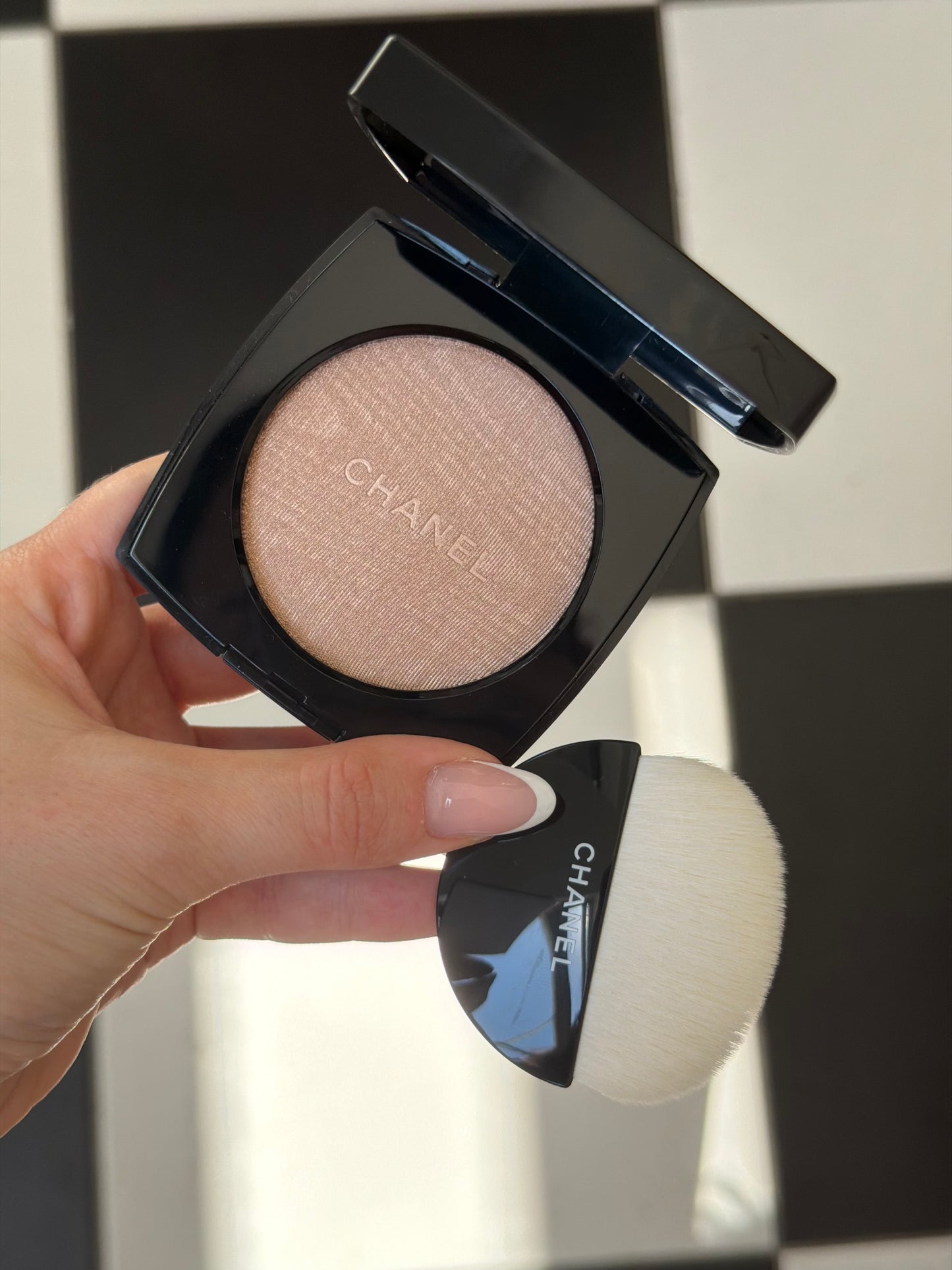 CHANEL Poudre Lumière
Highlighting Powder (10)