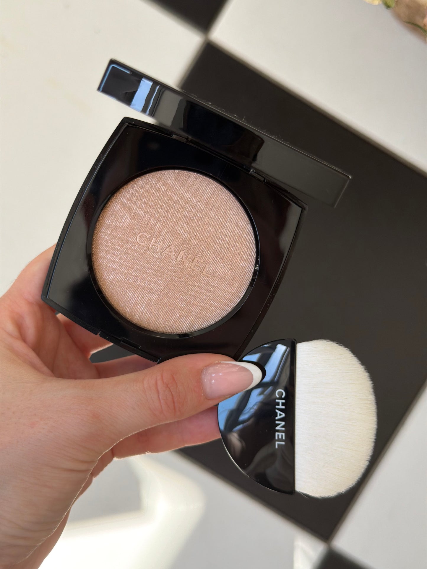 CHANEL Poudre Lumière
Highlighting Powder (10)