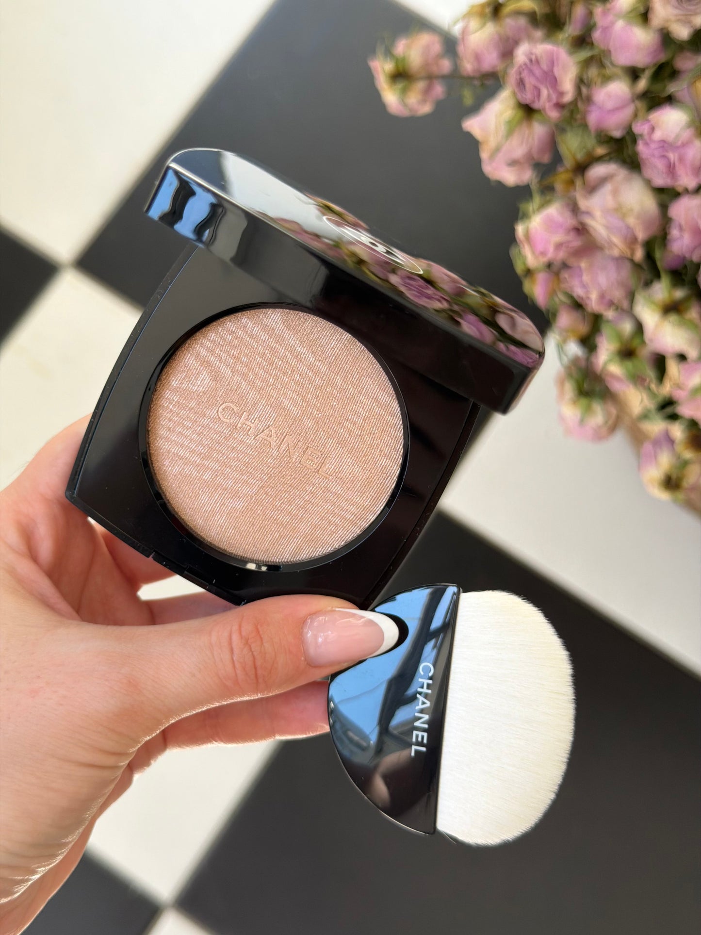 CHANEL Poudre Lumière
Highlighting Powder (10)