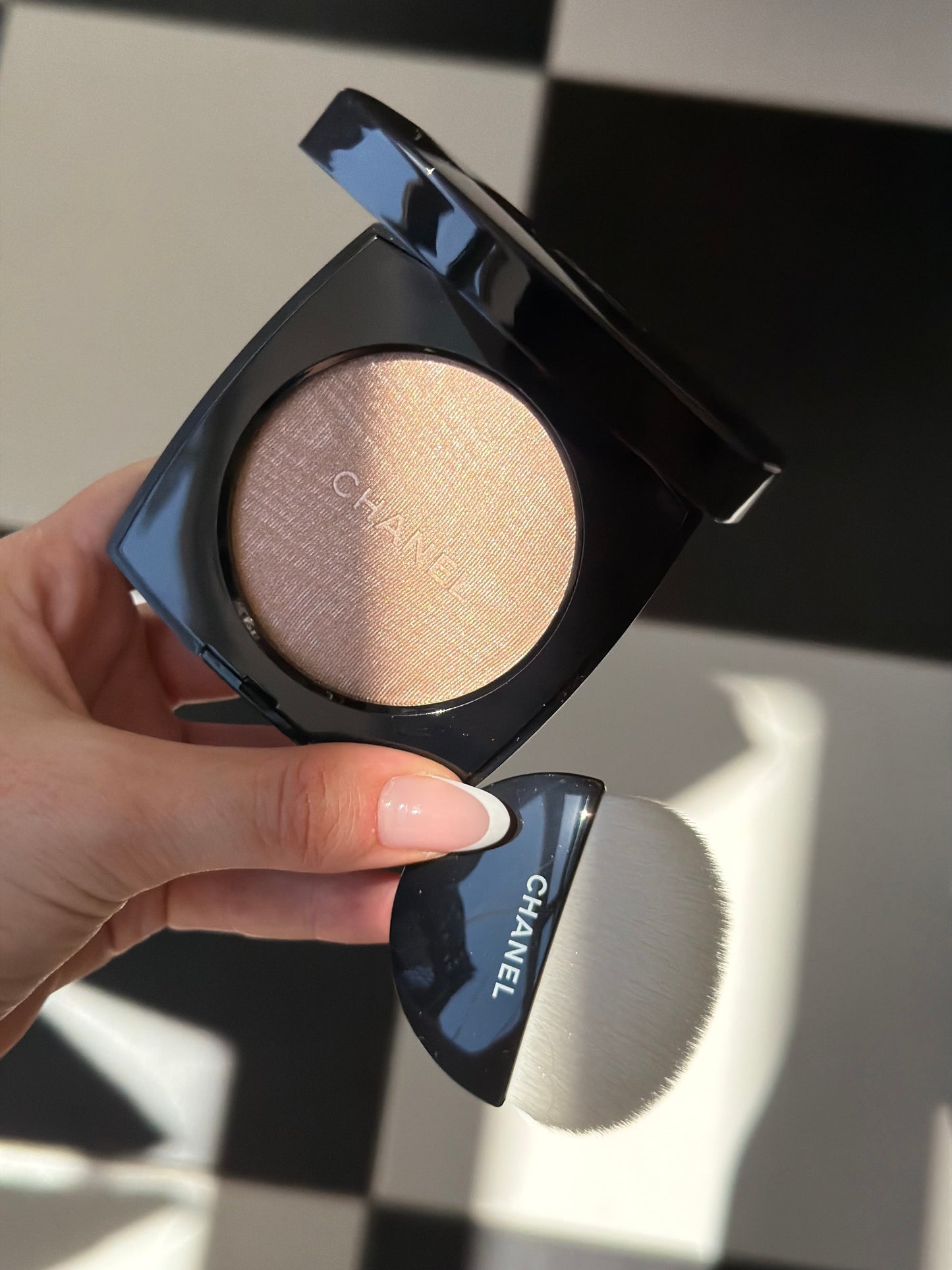 CHANEL Poudre Lumière
Highlighting Powder (10)