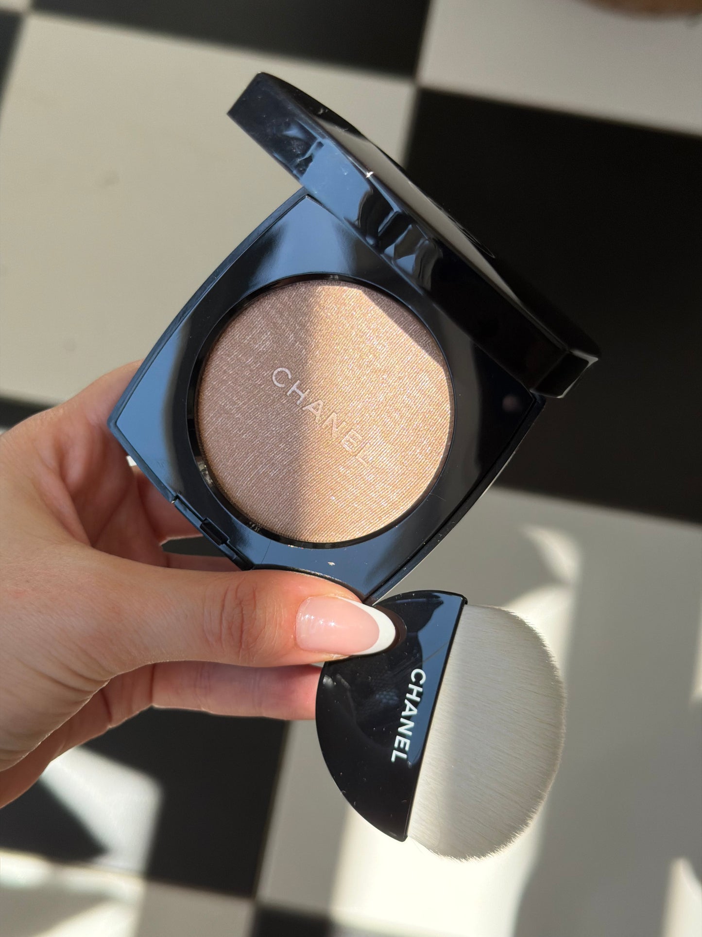 CHANEL Poudre Lumière
Highlighting Powder (10)