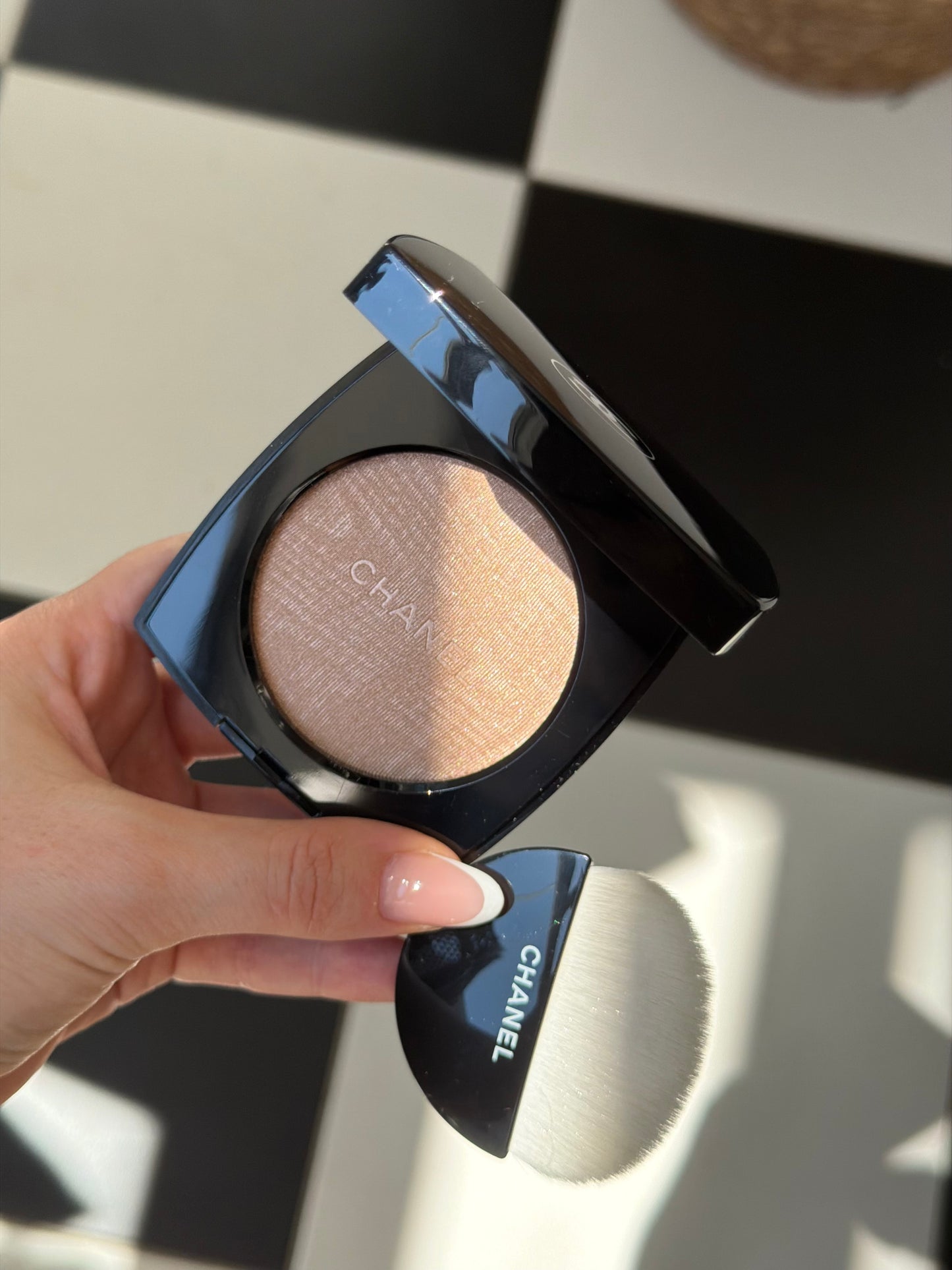 CHANEL Poudre Lumière
Highlighting Powder (10)
