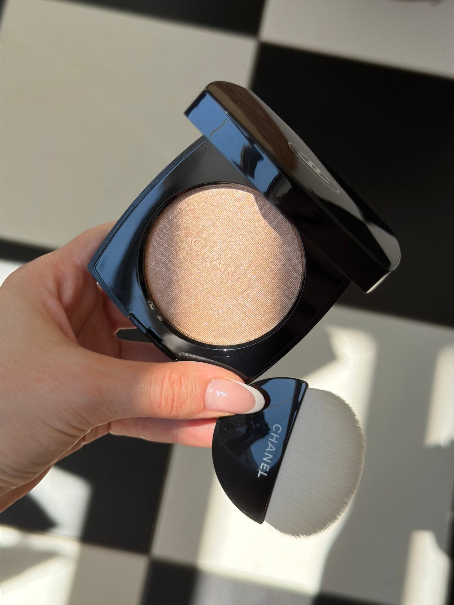 CHANEL Poudre Lumière
Highlighting Powder (10)