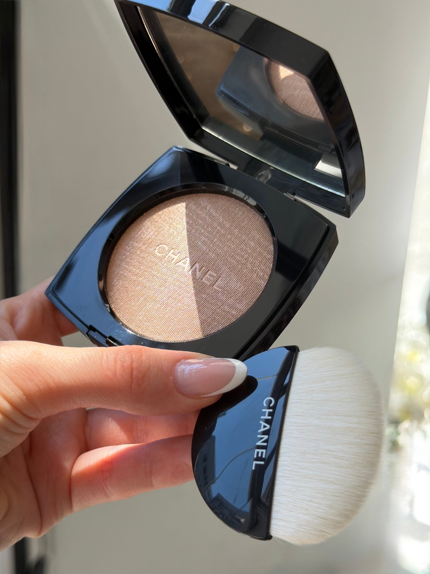 CHANEL Poudre Lumière
Highlighting Powder (10)