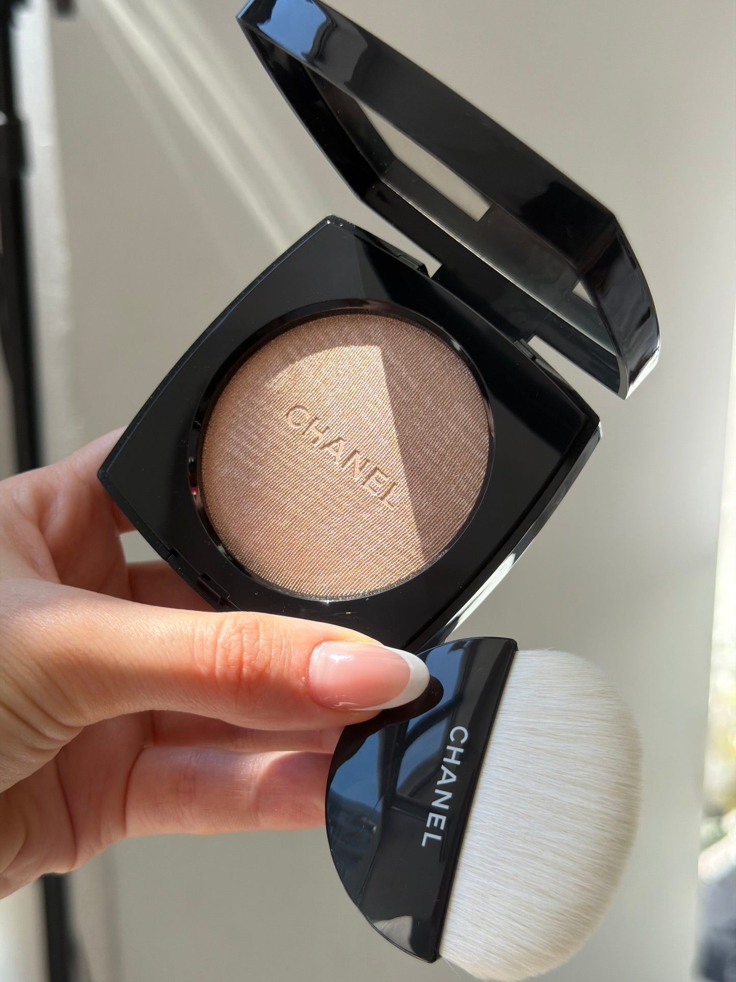 CHANEL Poudre Lumière
Highlighting Powder (10)
