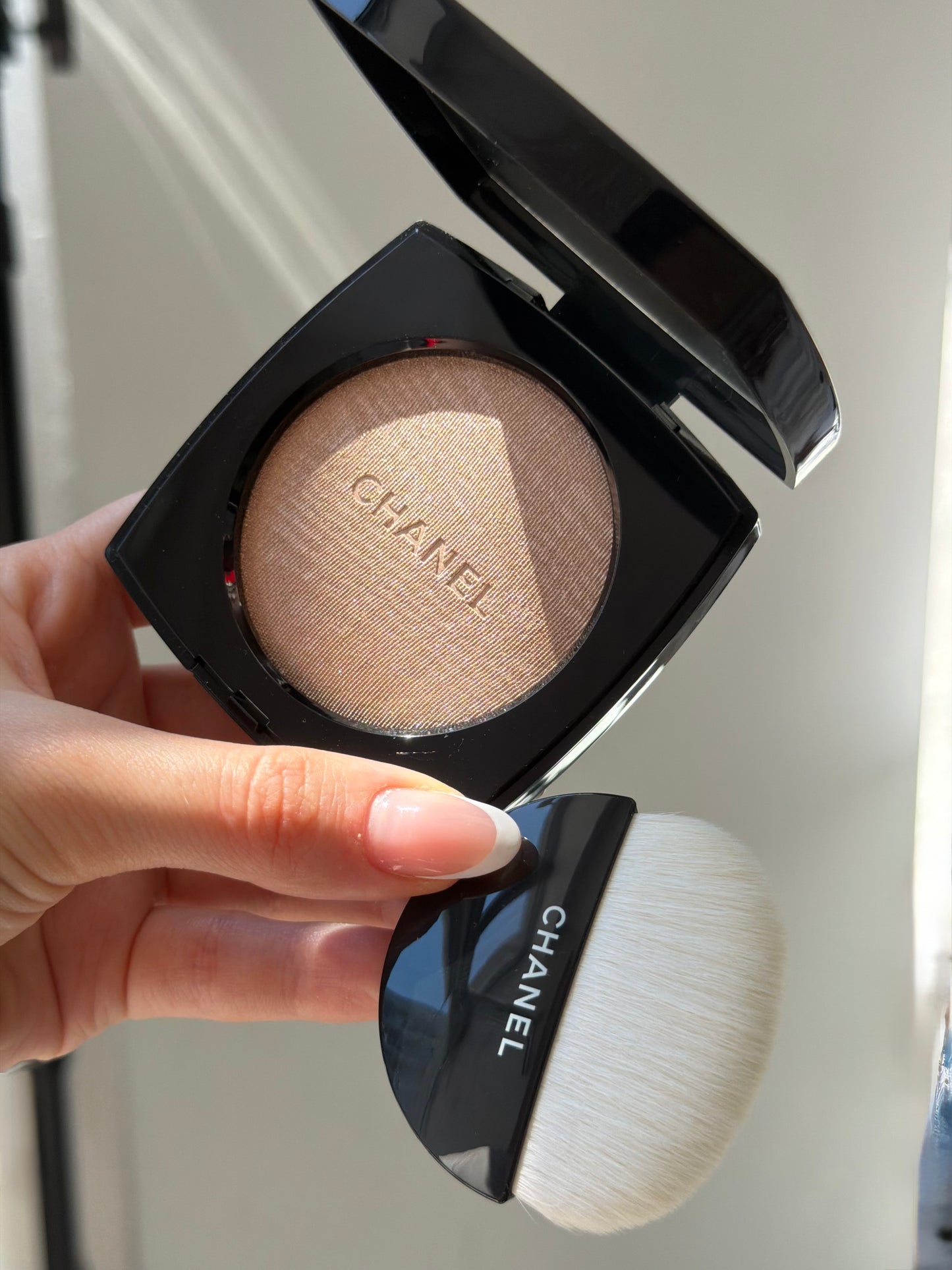CHANEL Poudre Lumière
Highlighting Powder (10)