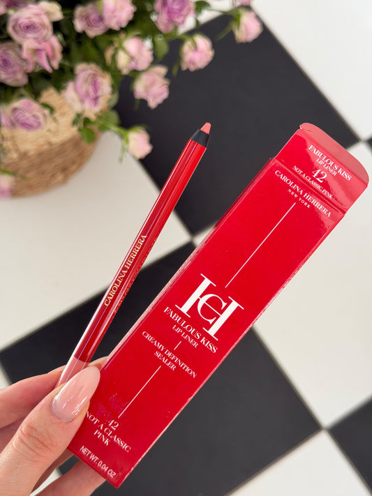 CAROLINA HERRERA Fabulous Kiss Lip Liner (42)
12h Opulent Color & Comfort · Transferproof · Waterproof Gel Formula · Define, Sculpt & Shape