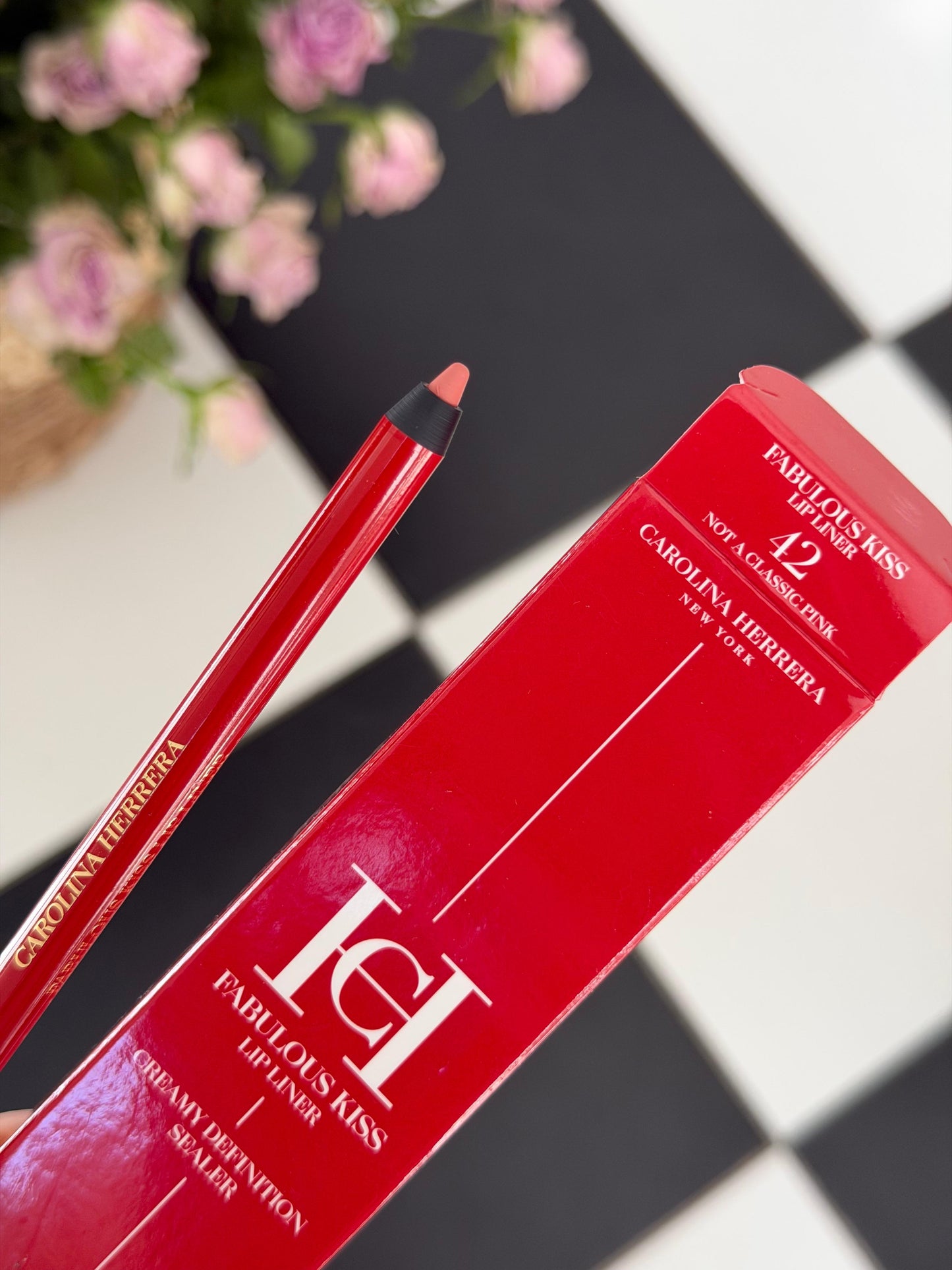 CAROLINA HERRERA Fabulous Kiss Lip Liner (42)
12h Opulent Color & Comfort · Transferproof · Waterproof Gel Formula · Define, Sculpt & Shape