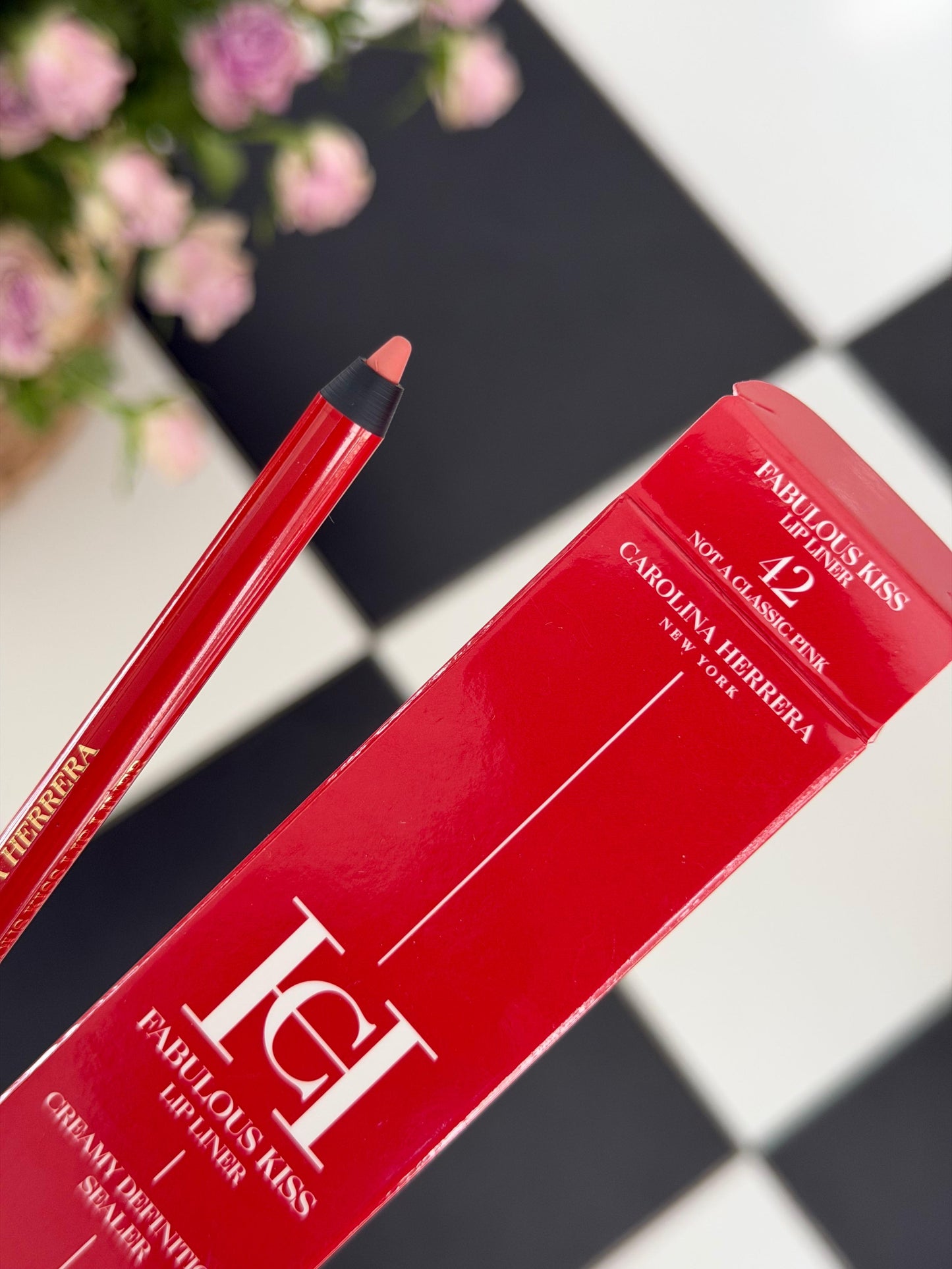 CAROLINA HERRERA Fabulous Kiss Lip Liner (42)
12h Opulent Color & Comfort · Transferproof · Waterproof Gel Formula · Define, Sculpt & Shape
