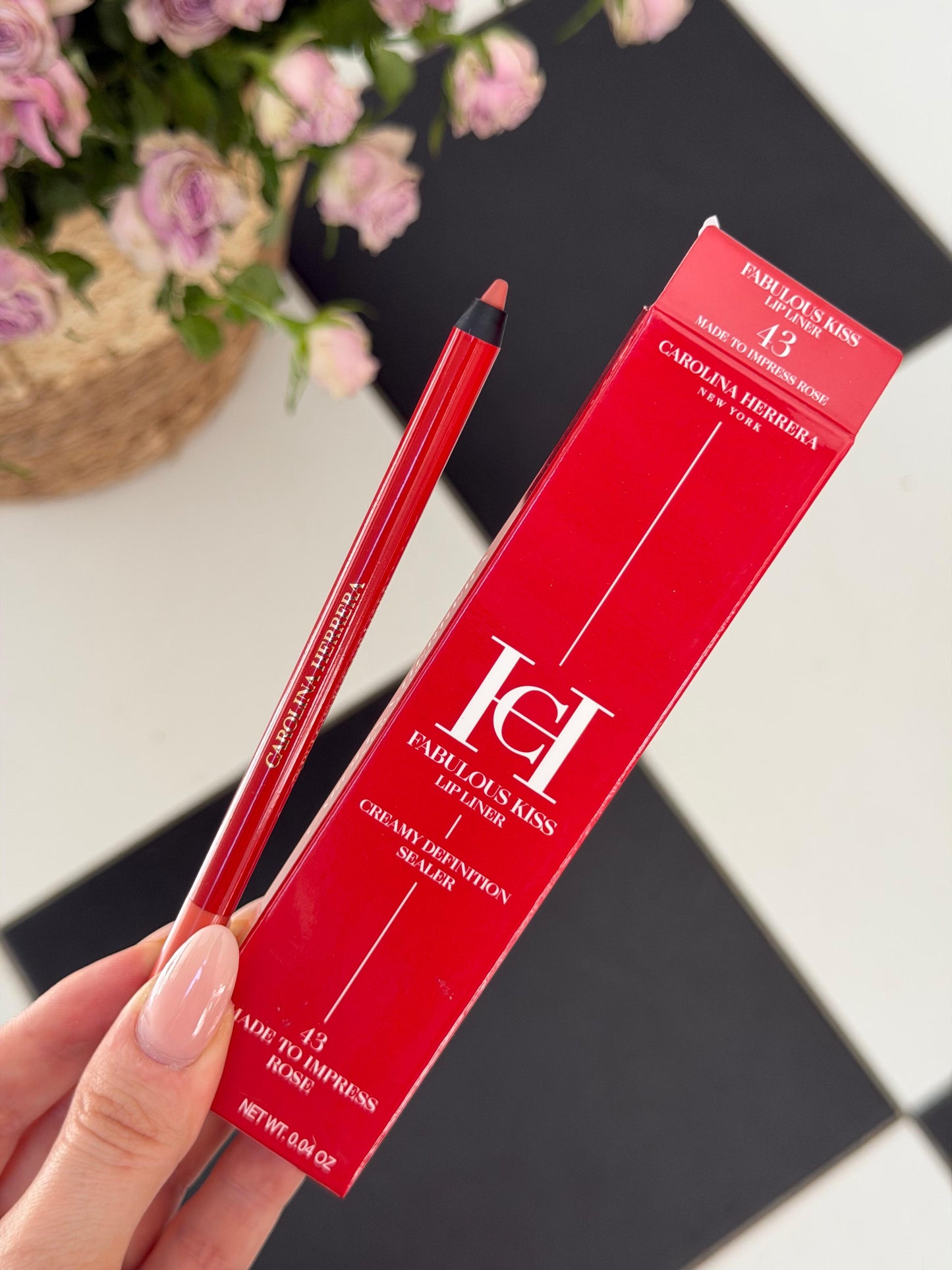CAROLINA HERRERA Fabulous Kiss Lip Liner (43)
12h Opulent Color & Comfort · Transferproof · Waterproof Gel Formula · Define, Sculpt & Shape
