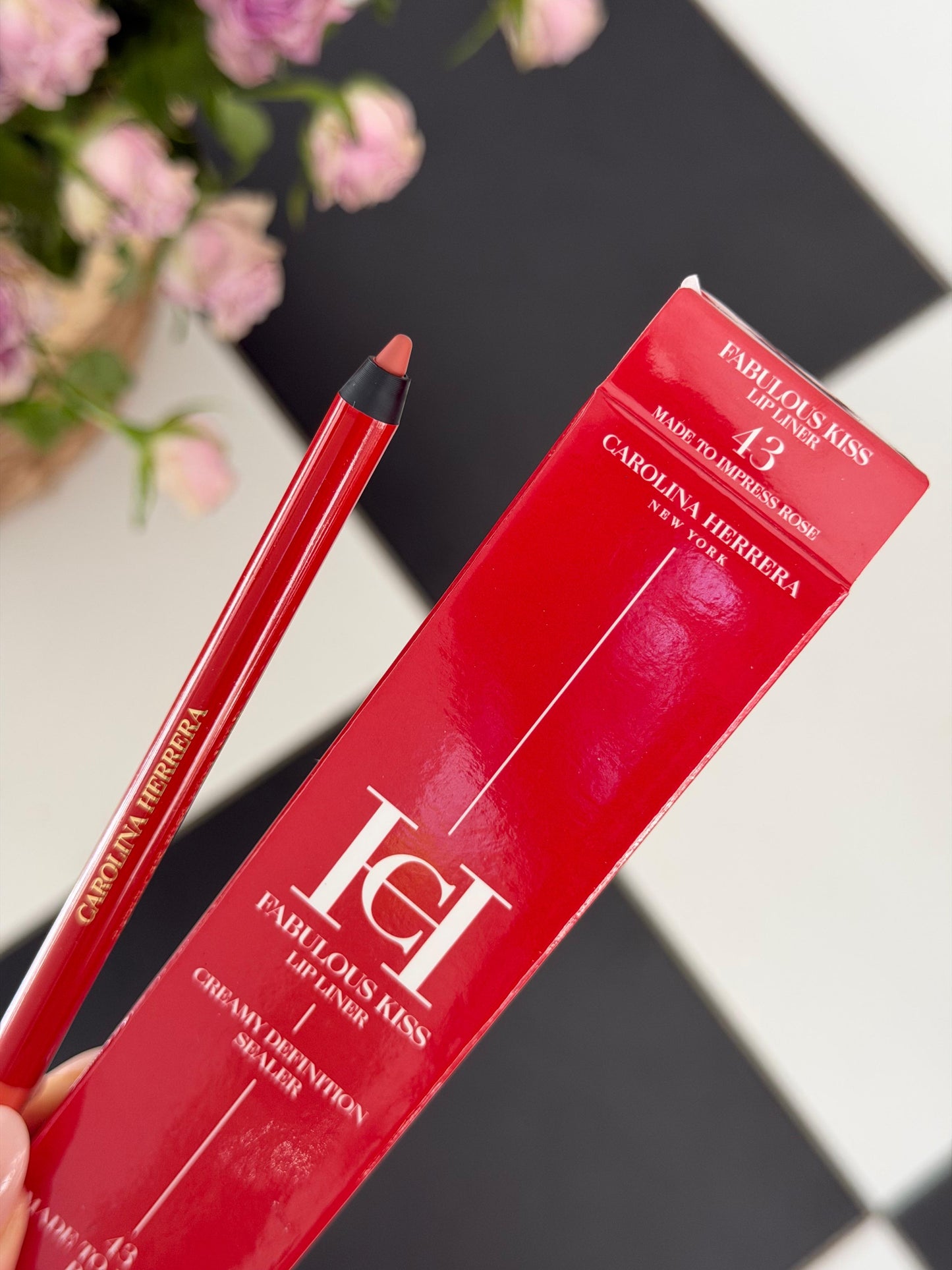 CAROLINA HERRERA Fabulous Kiss Lip Liner (43)
12h Opulent Color & Comfort · Transferproof · Waterproof Gel Formula · Define, Sculpt & Shape