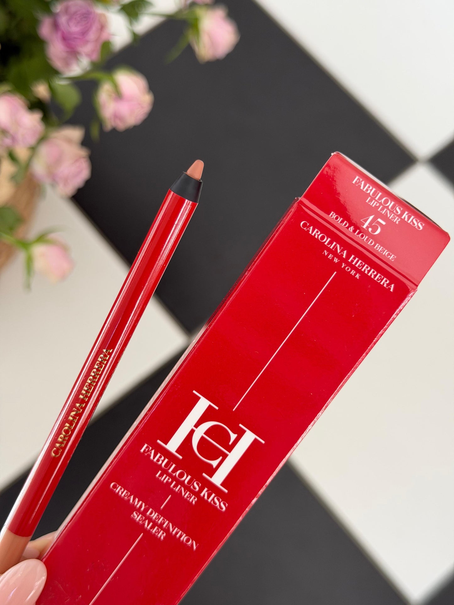 CAROLINA HERRERA Fabulous Kiss Lip Liner (45)
12h Opulent Color & Comfort · Transferproof · Waterproof Gel Formula · Define, Sculpt & Shape