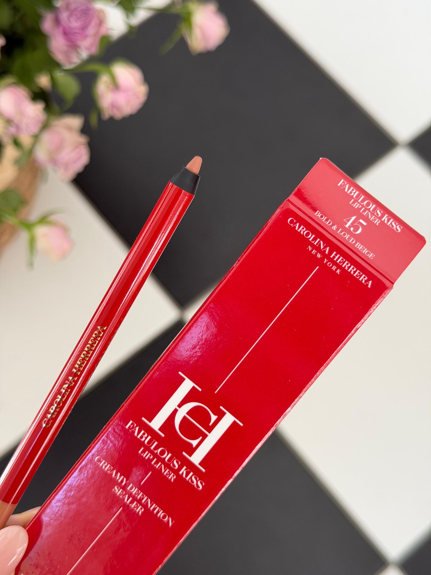 CAROLINA HERRERA Fabulous Kiss Lip Liner (45)
12h Opulent Color & Comfort · Transferproof · Waterproof Gel Formula · Define, Sculpt & Shape