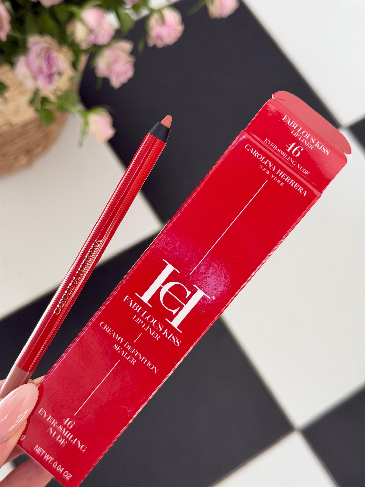 CAROLINA HERRERA Fabulous Kiss Lip Liner (46)
12h Opulent Color & Comfort · Transferproof · Waterproof Gel Formula · Define, Sculpt & Shape