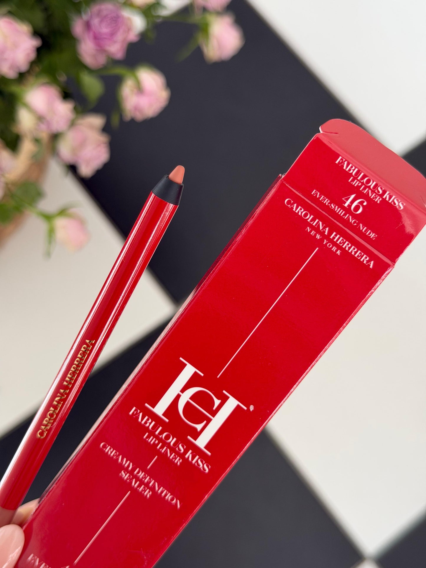 CAROLINA HERRERA Fabulous Kiss Lip Liner (46)
12h Opulent Color & Comfort · Transferproof · Waterproof Gel Formula · Define, Sculpt & Shape