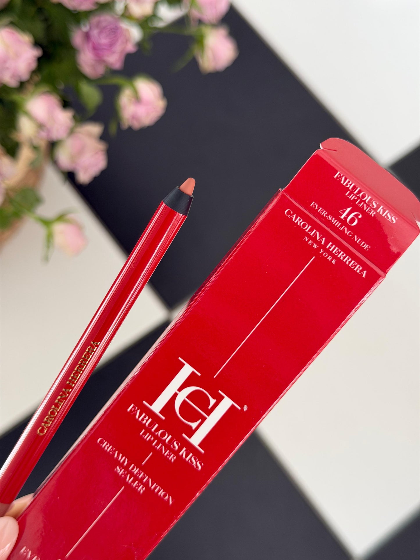 CAROLINA HERRERA Fabulous Kiss Lip Liner (46)
12h Opulent Color & Comfort · Transferproof · Waterproof Gel Formula · Define, Sculpt & Shape
