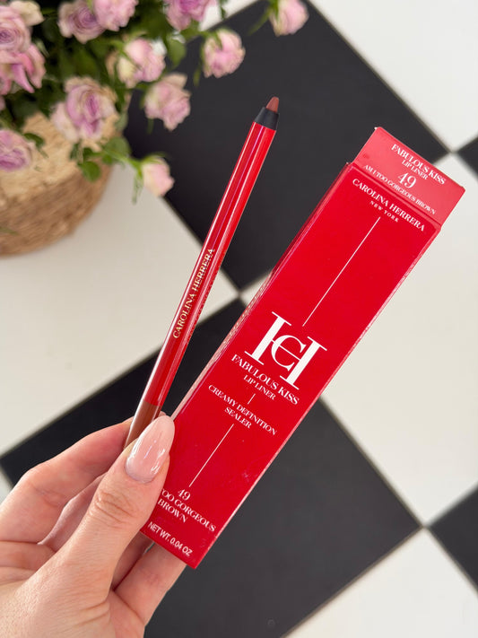 CAROLINA HERRERA Fabulous Kiss Lip Liner (49)
12h Opulent Color & Comfort · Transferproof · Waterproof Gel Formula · Define, Sculpt & Shape