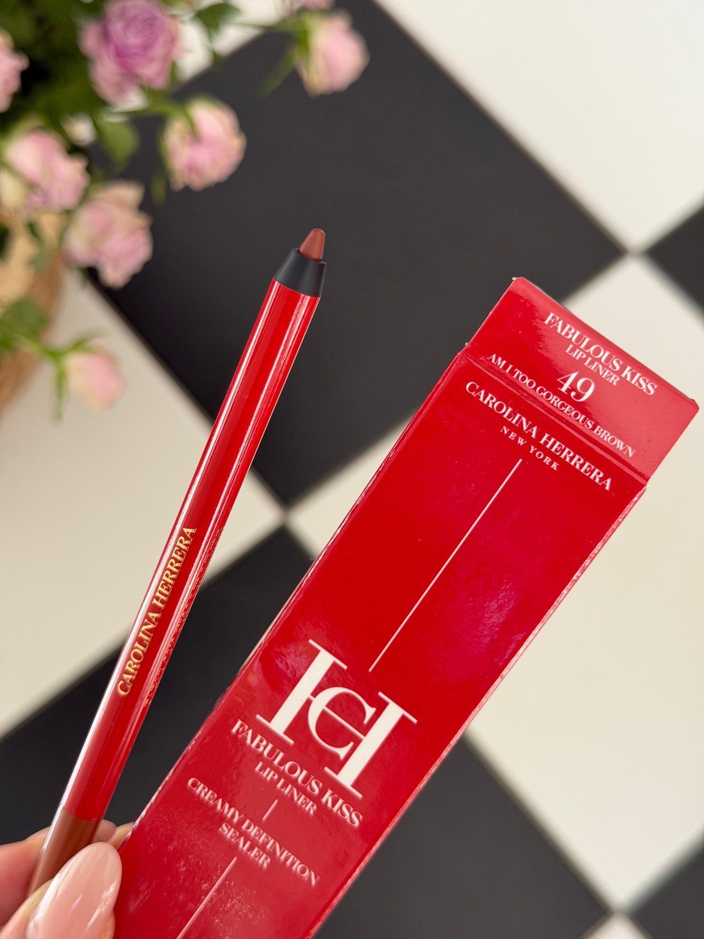 CAROLINA HERRERA Fabulous Kiss Lip Liner (49)
12h Opulent Color & Comfort · Transferproof · Waterproof Gel Formula · Define, Sculpt & Shape