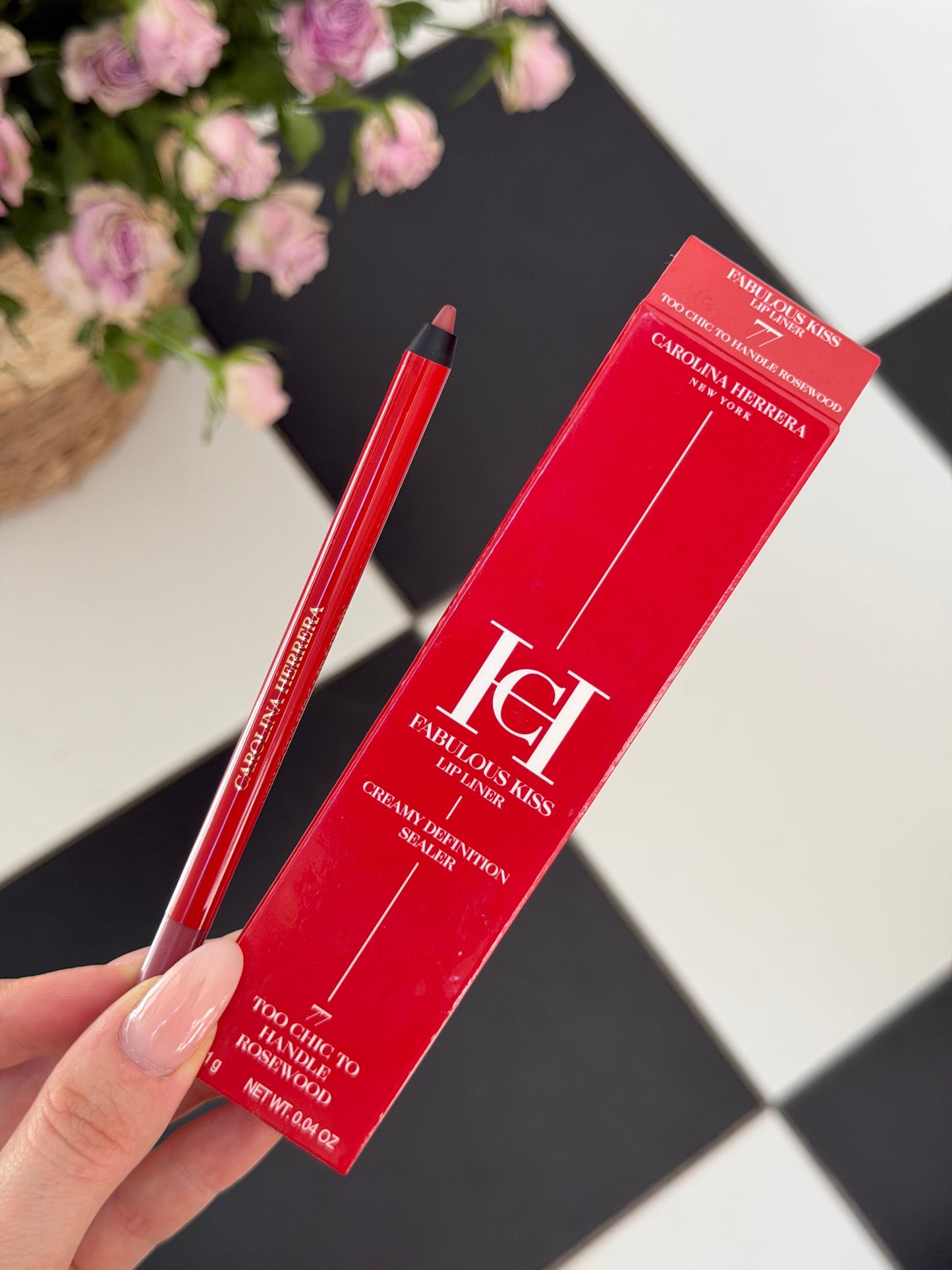 CAROLINA HERRERA Fabulous Kiss Lip Liner (77)
12h Opulent Color & Comfort · Transferproof · Waterproof Gel Formula · Define, Sculpt & Shape