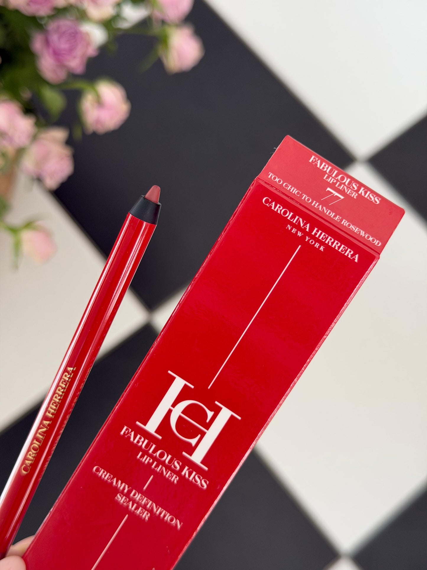 CAROLINA HERRERA Fabulous Kiss Lip Liner (77)
12h Opulent Color & Comfort · Transferproof · Waterproof Gel Formula · Define, Sculpt & Shape