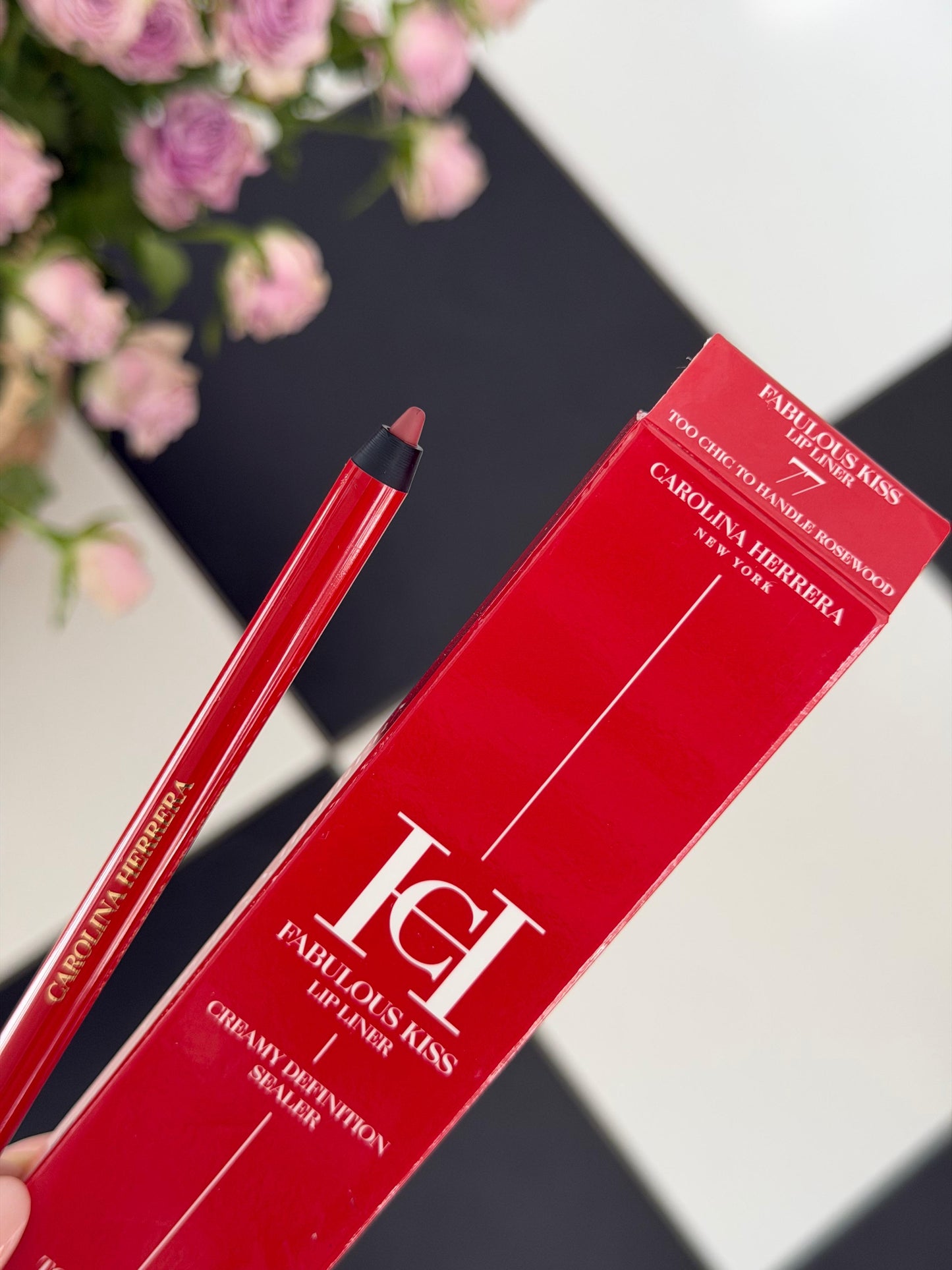 CAROLINA HERRERA Fabulous Kiss Lip Liner (77)
12h Opulent Color & Comfort · Transferproof · Waterproof Gel Formula · Define, Sculpt & Shape