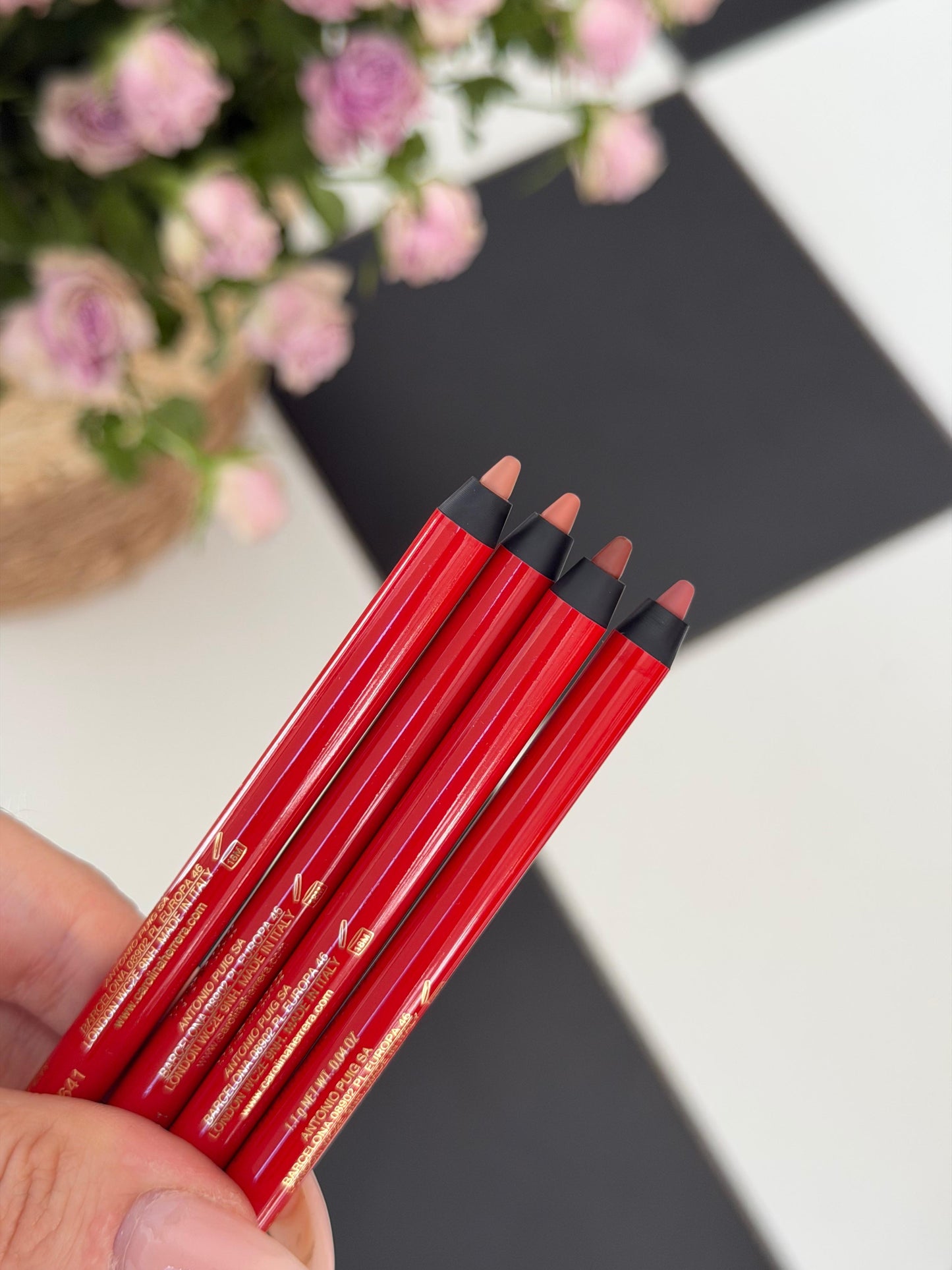 CAROLINA HERRERA Fabulous Kiss Lip Liner (42)
12h Opulent Color & Comfort · Transferproof · Waterproof Gel Formula · Define, Sculpt & Shape