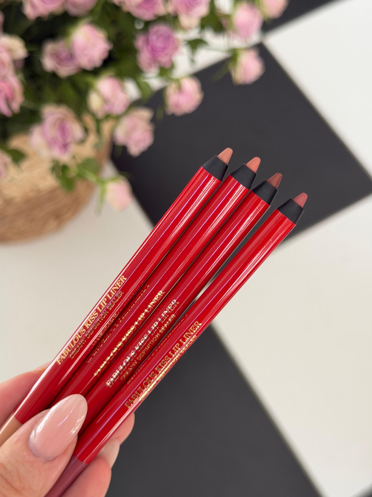 CAROLINA HERRERA Fabulous Kiss Lip Liner (77)
12h Opulent Color & Comfort · Transferproof · Waterproof Gel Formula · Define, Sculpt & Shape