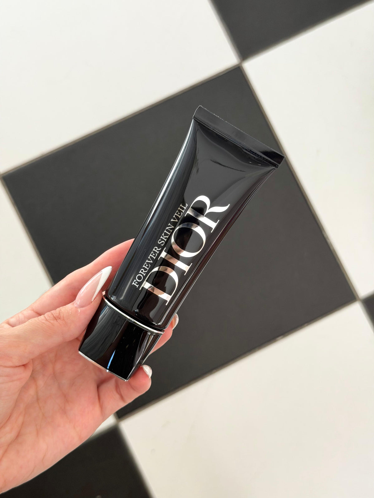 DIOR Forever Skin Veil Glow Primer
Makeup Base - 24-Hour Hydration - SPF25 PA++
