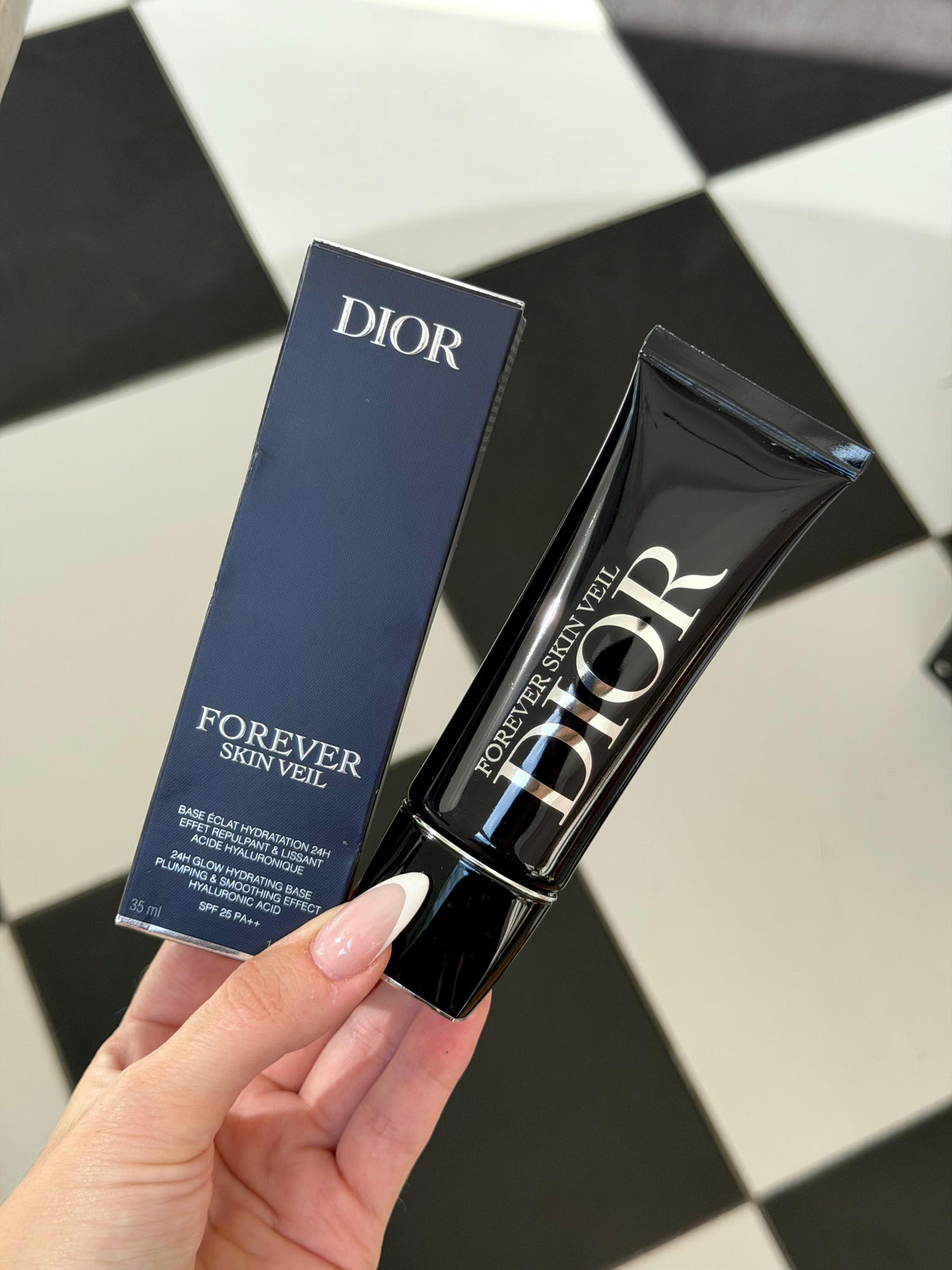 DIOR Forever Skin Veil Glow Primer
Makeup Base - 24-Hour Hydration - SPF25 PA++