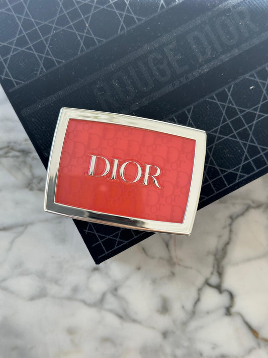 DIOR Rosy Glow 061 Poppy Coral
Color-Awakening Blush - Natural Healthy Glow Effect (Pa kuti)