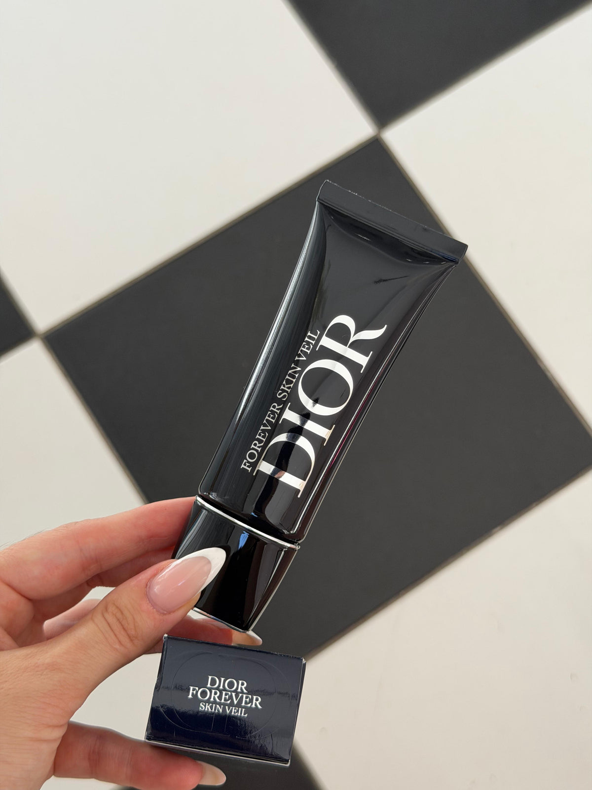 DIOR Forever Skin Veil Glow Primer
Makeup Base - 24-Hour Hydration - SPF25 PA++
