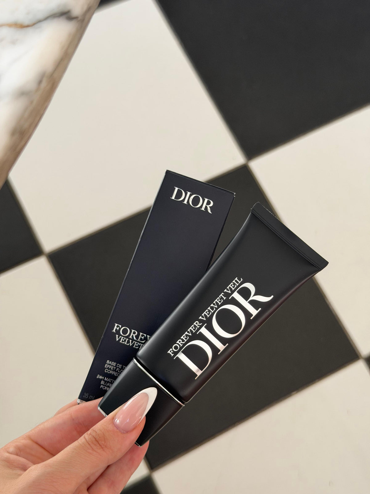 DIOR Forever Skin Veil Matte Primer
Makeup Base - Blurring Matte Finish- 24-Hour Hydration - SPF15 PA++