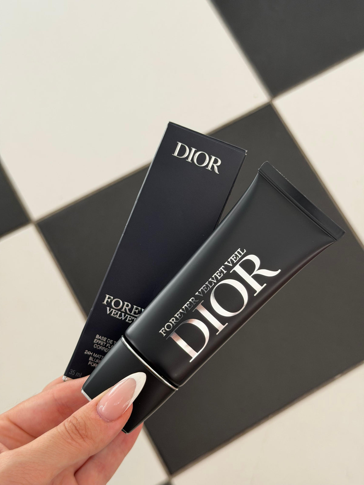 DIOR Forever Skin Veil Matte Primer
Makeup Base - Blurring Matte Finish- 24-Hour Hydration - SPF15 PA++