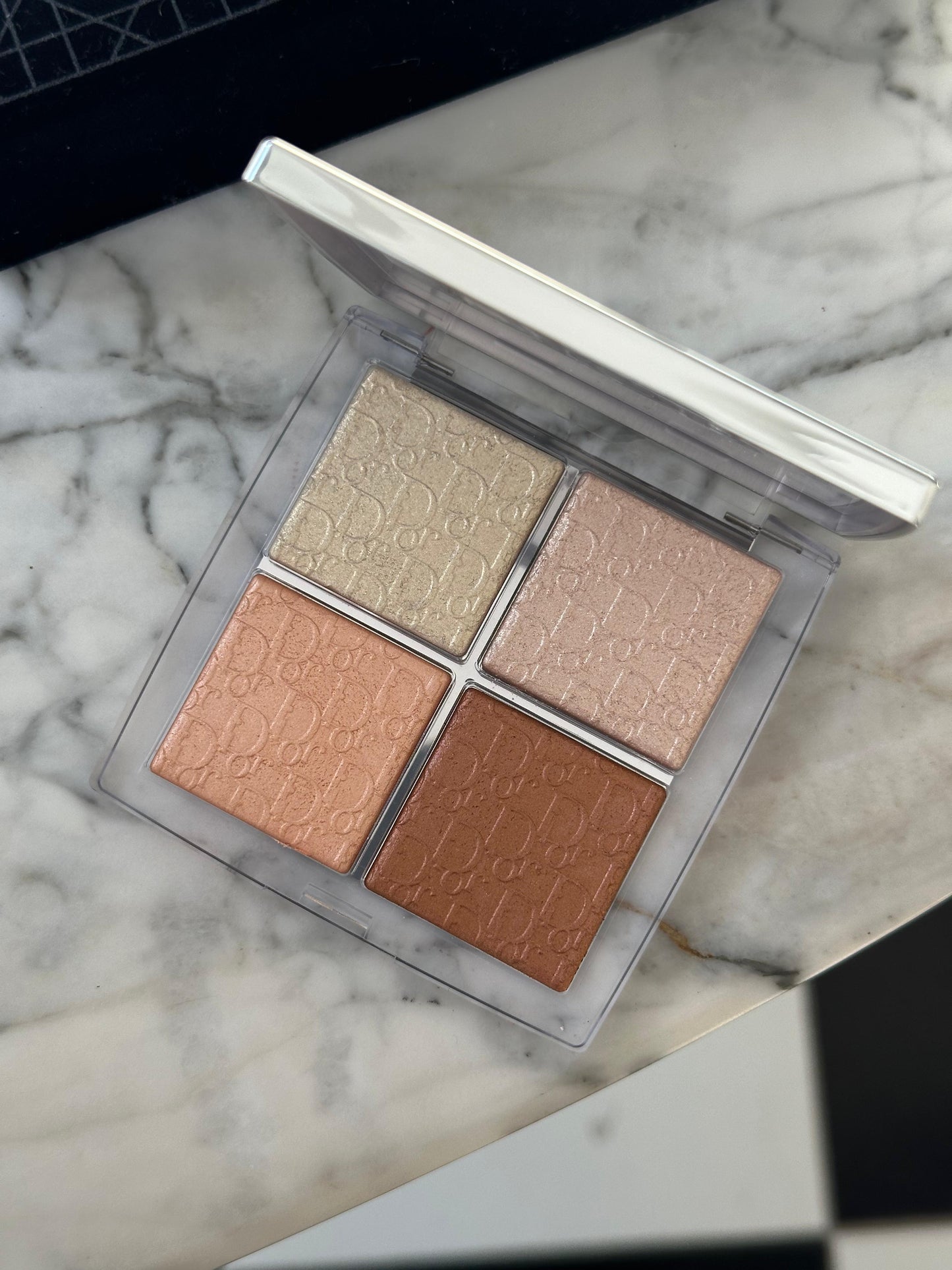 DIOR Backstage Glow Face Palette
Multi-Use Illuminating Makeup Palette - Highlight and Blush 002 Glitz