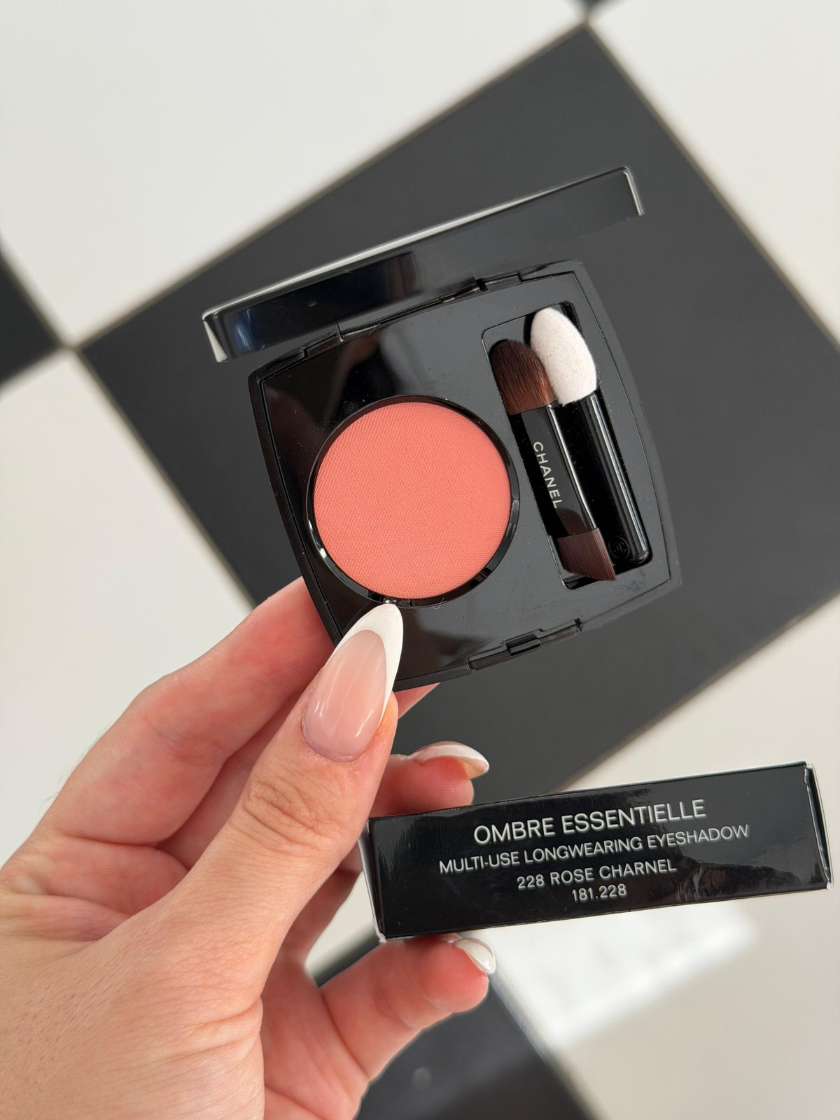 CHANEL Ombre Essentielle Multi-Use Longwearing Eyeshadow (228)