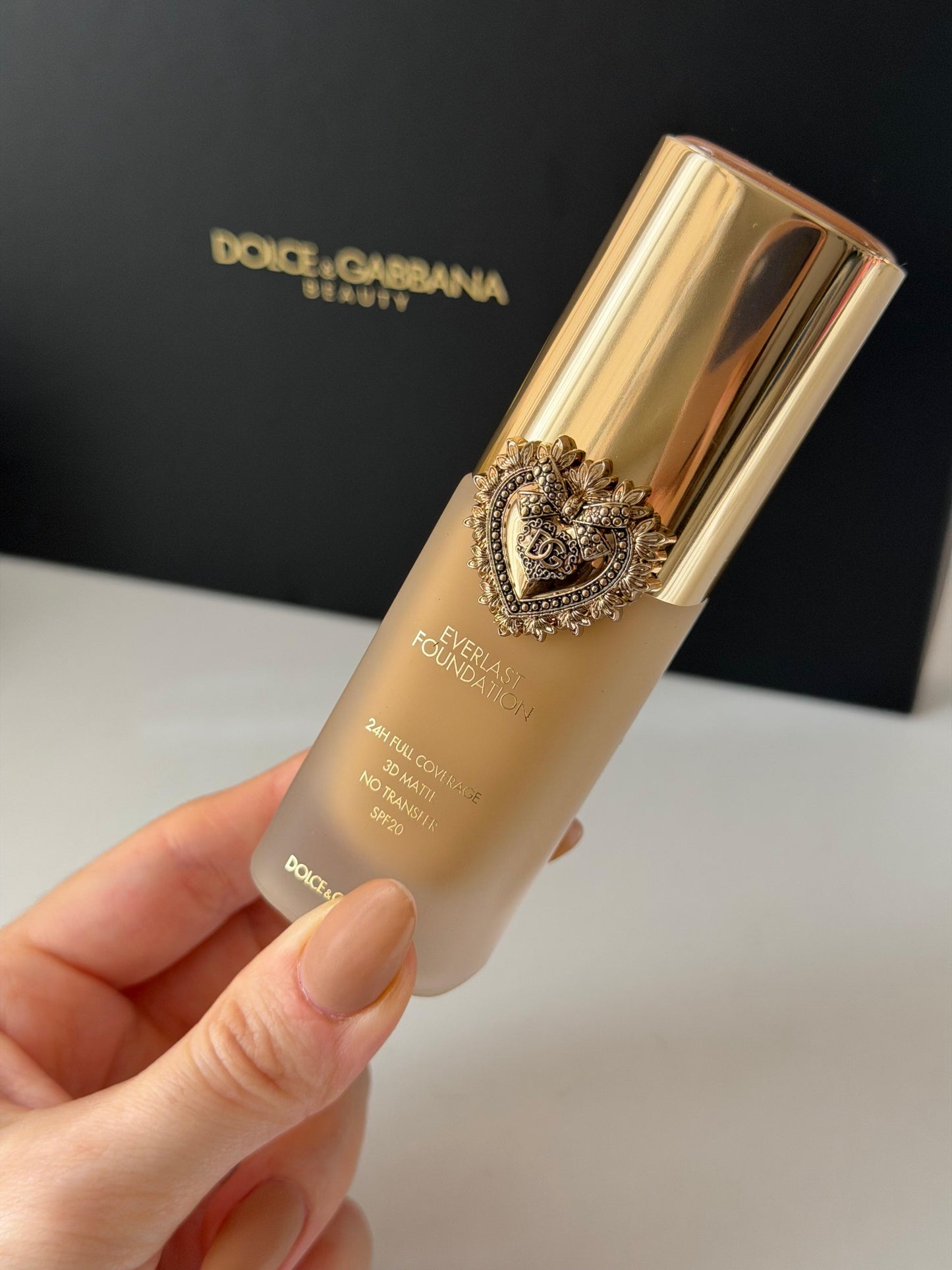 DOLCE&GABBANA Everlast Foundation (16N)
24H Full Coverage, 3D Matte, No Transfer SPF20