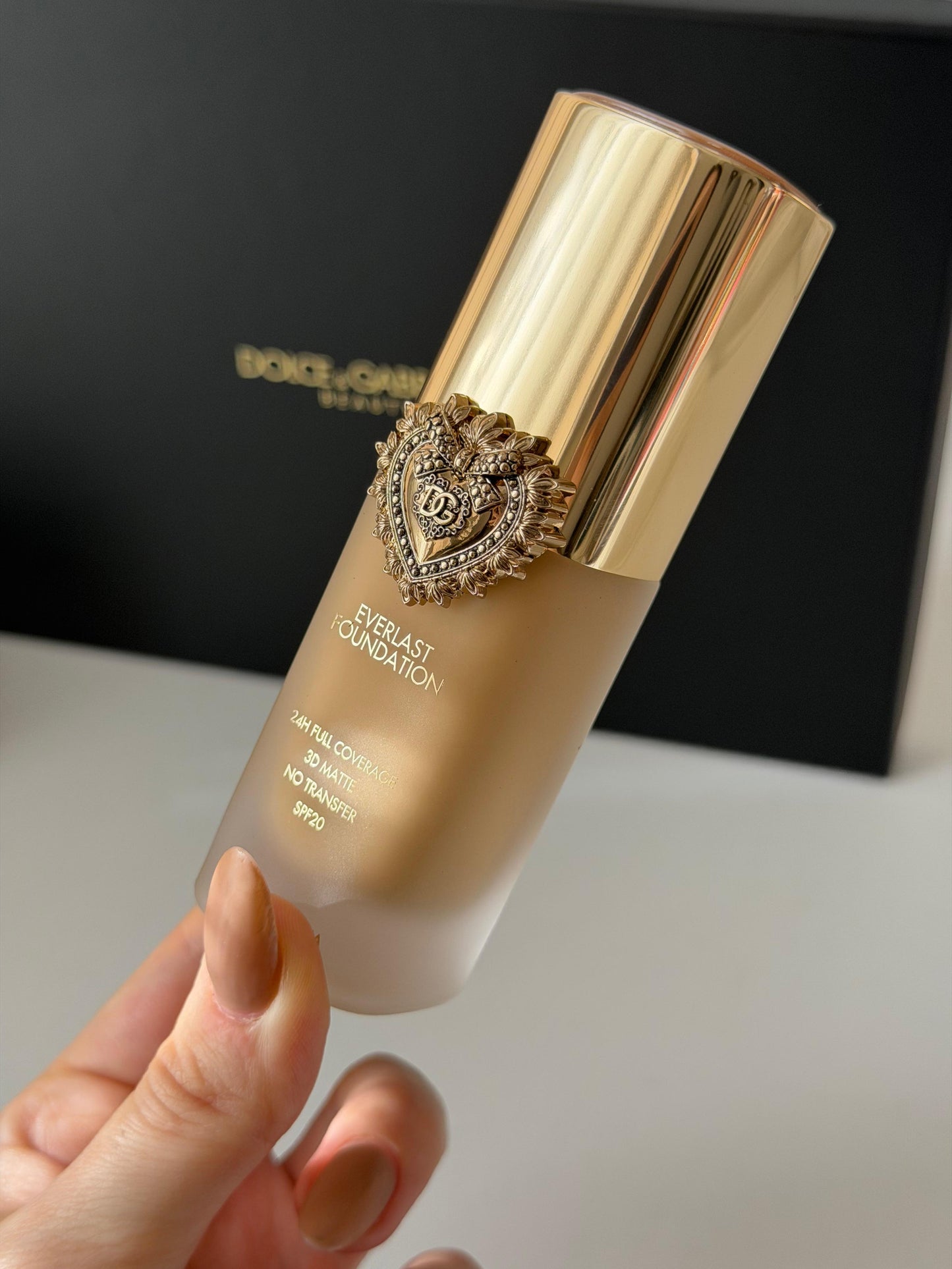 DOLCE&GABBANA Everlast Foundation (16N)
24H Full Coverage, 3D Matte, No Transfer SPF20