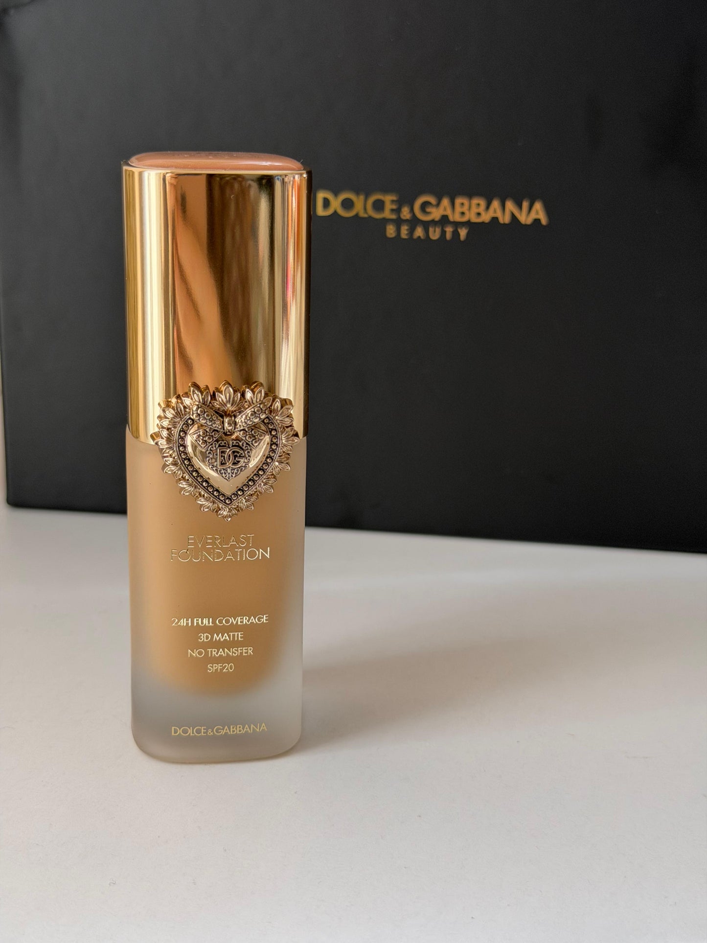 DOLCE&GABBANA Everlast Foundation (16N)
24H Full Coverage, 3D Matte, No Transfer SPF20