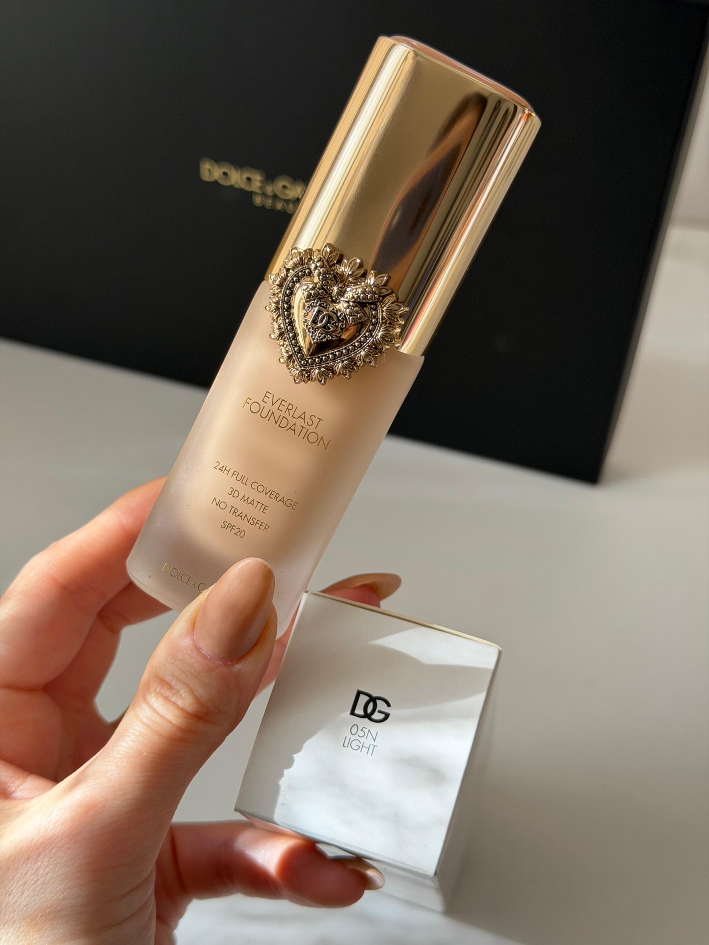 DOLCE&GABBANA Everlast Foundation (05N)
24H Full Coverage, 3D Matte, No Transfer SPF20