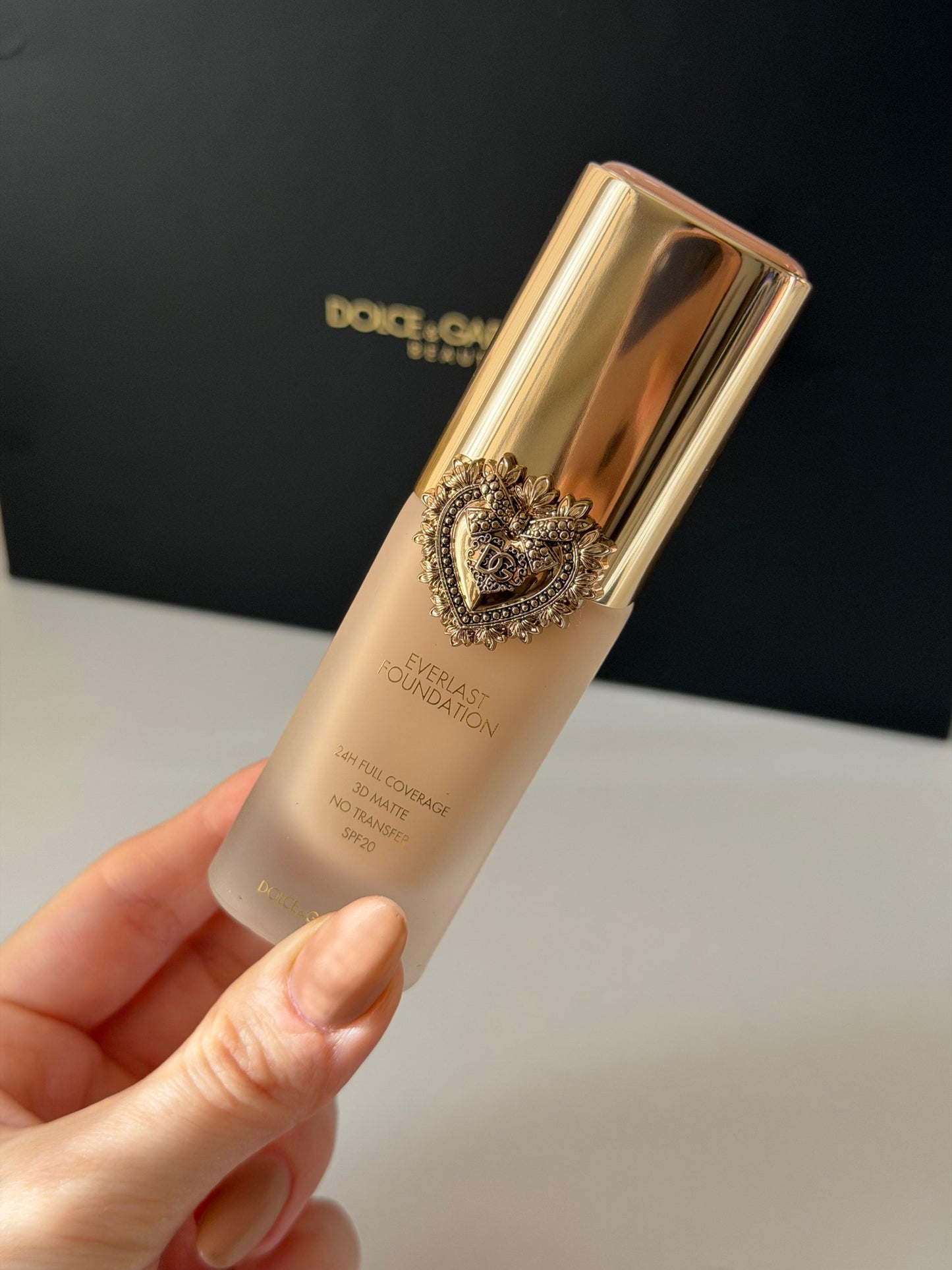 DOLCE&GABBANA Everlast Foundation (05N)
24H Full Coverage, 3D Matte, No Transfer SPF20