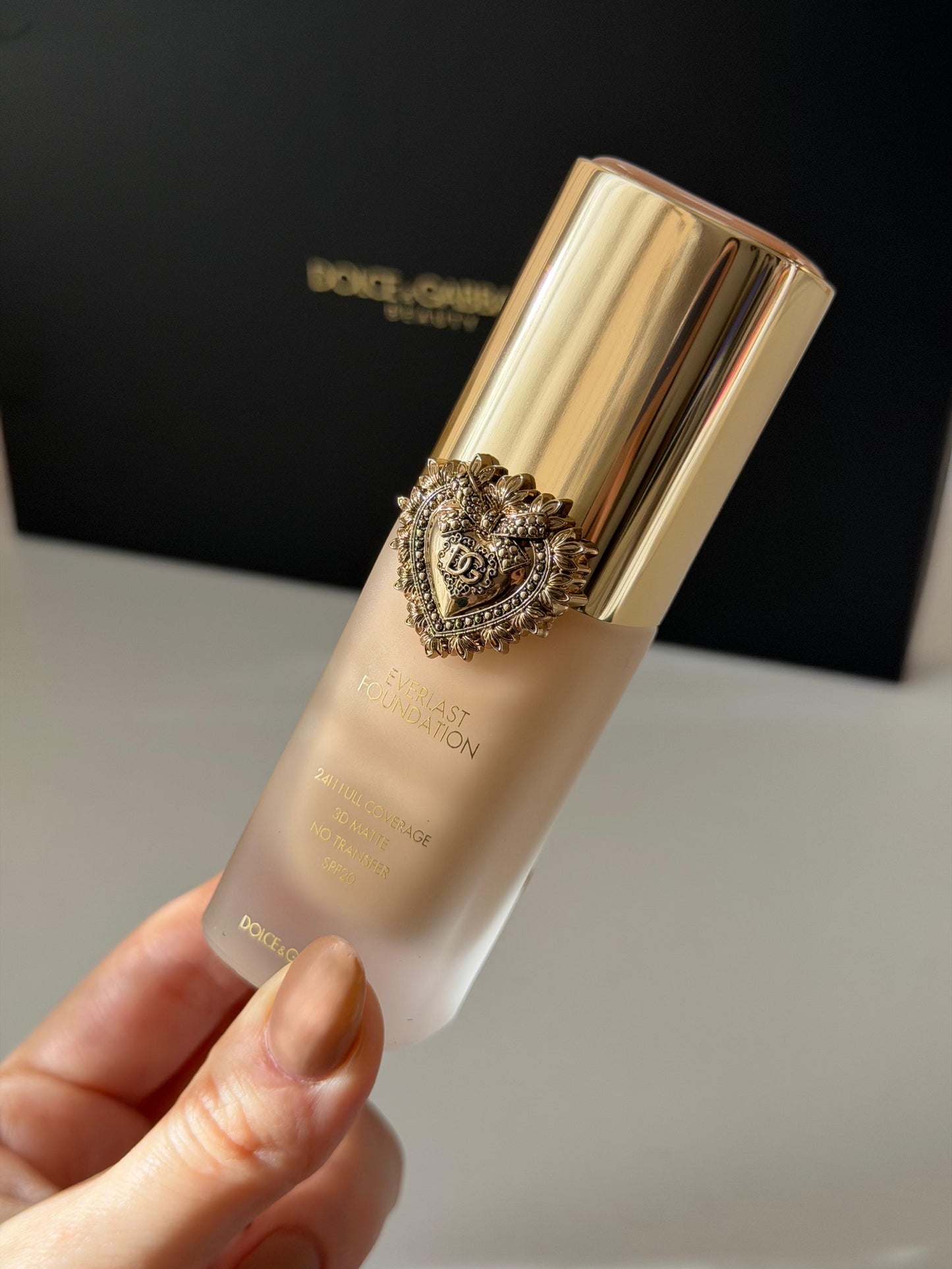 DOLCE&GABBANA Everlast Foundation (05N)
24H Full Coverage, 3D Matte, No Transfer SPF20
